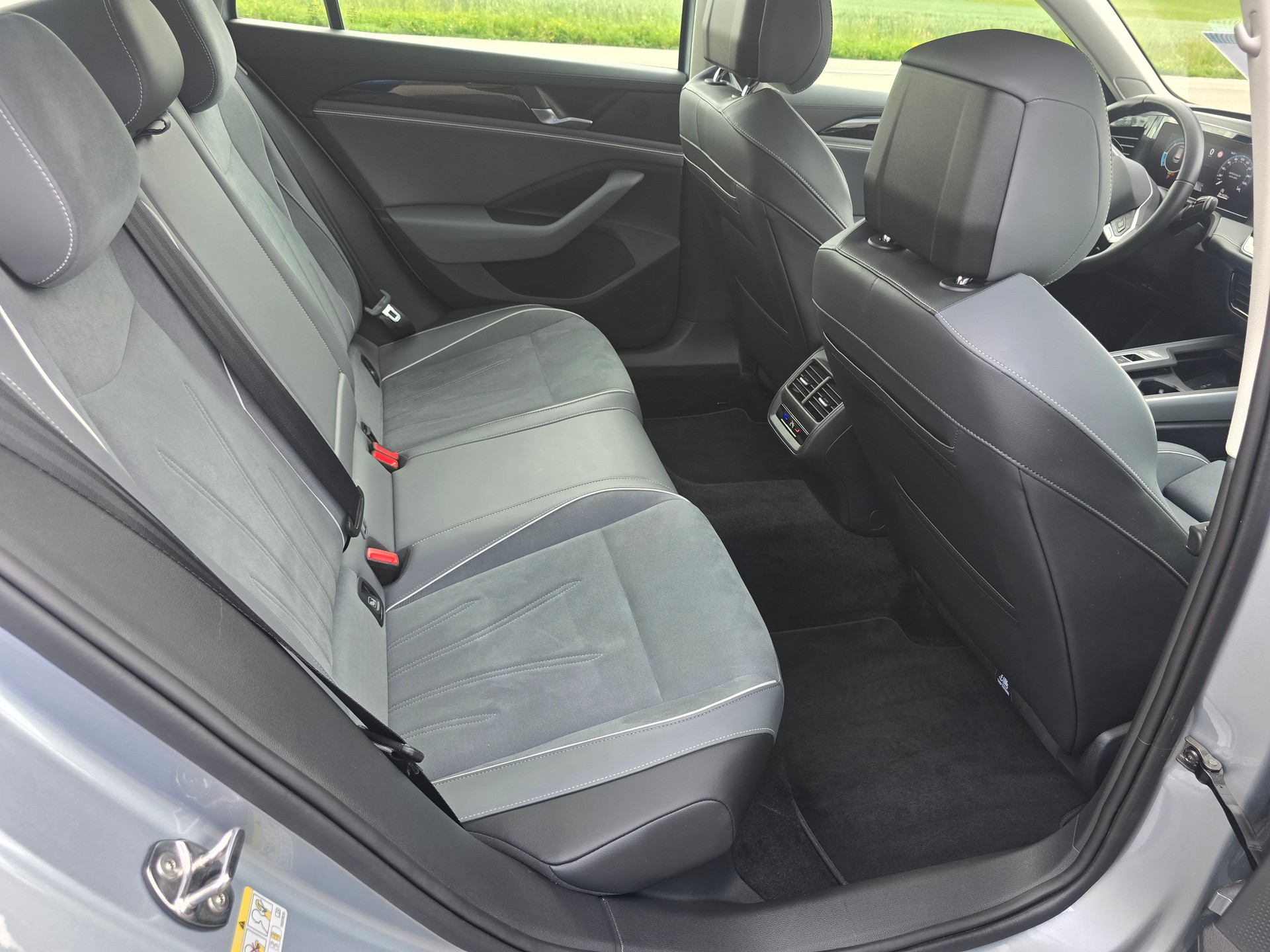 VW Passat Variant 2.0 TDI evo Business DSG-image-9