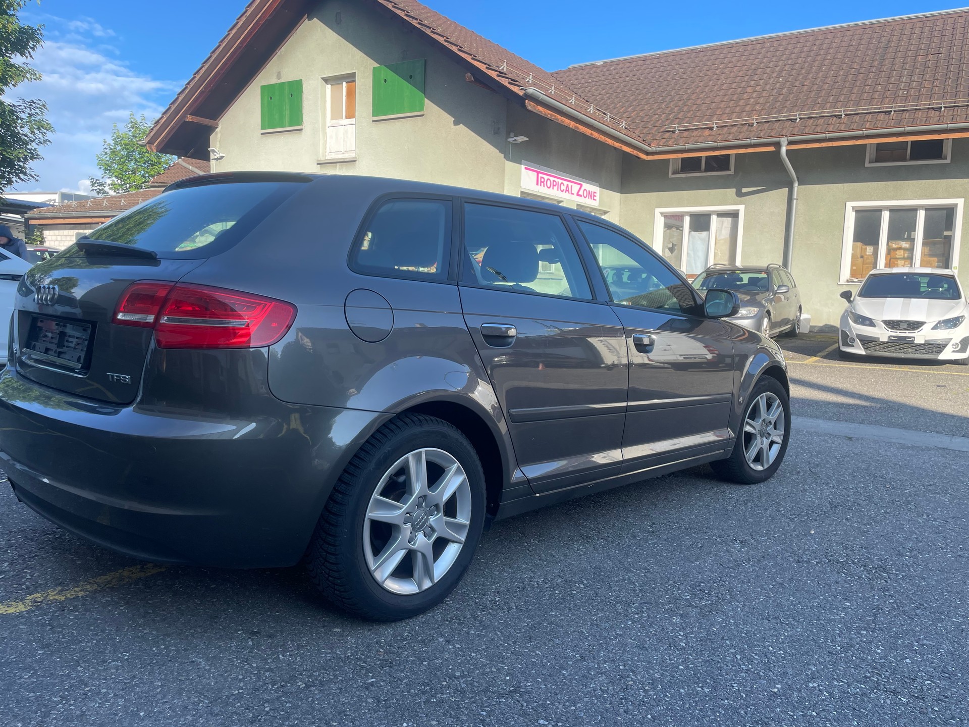 AUDI A3 Sportback 1.8 TFSI Ambiente S-tronic-image-4
