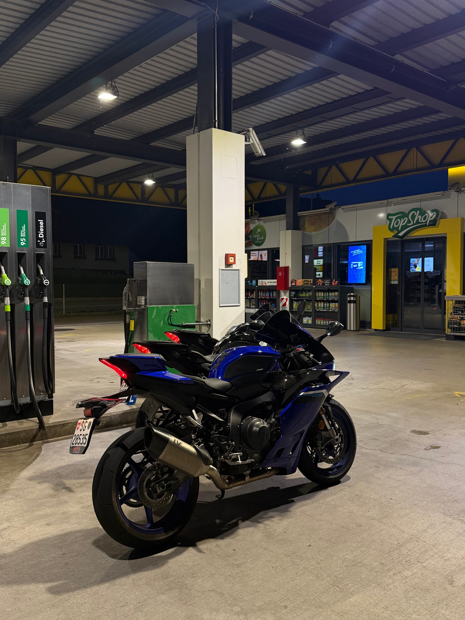 YAMAHA YZF R9-image-2
