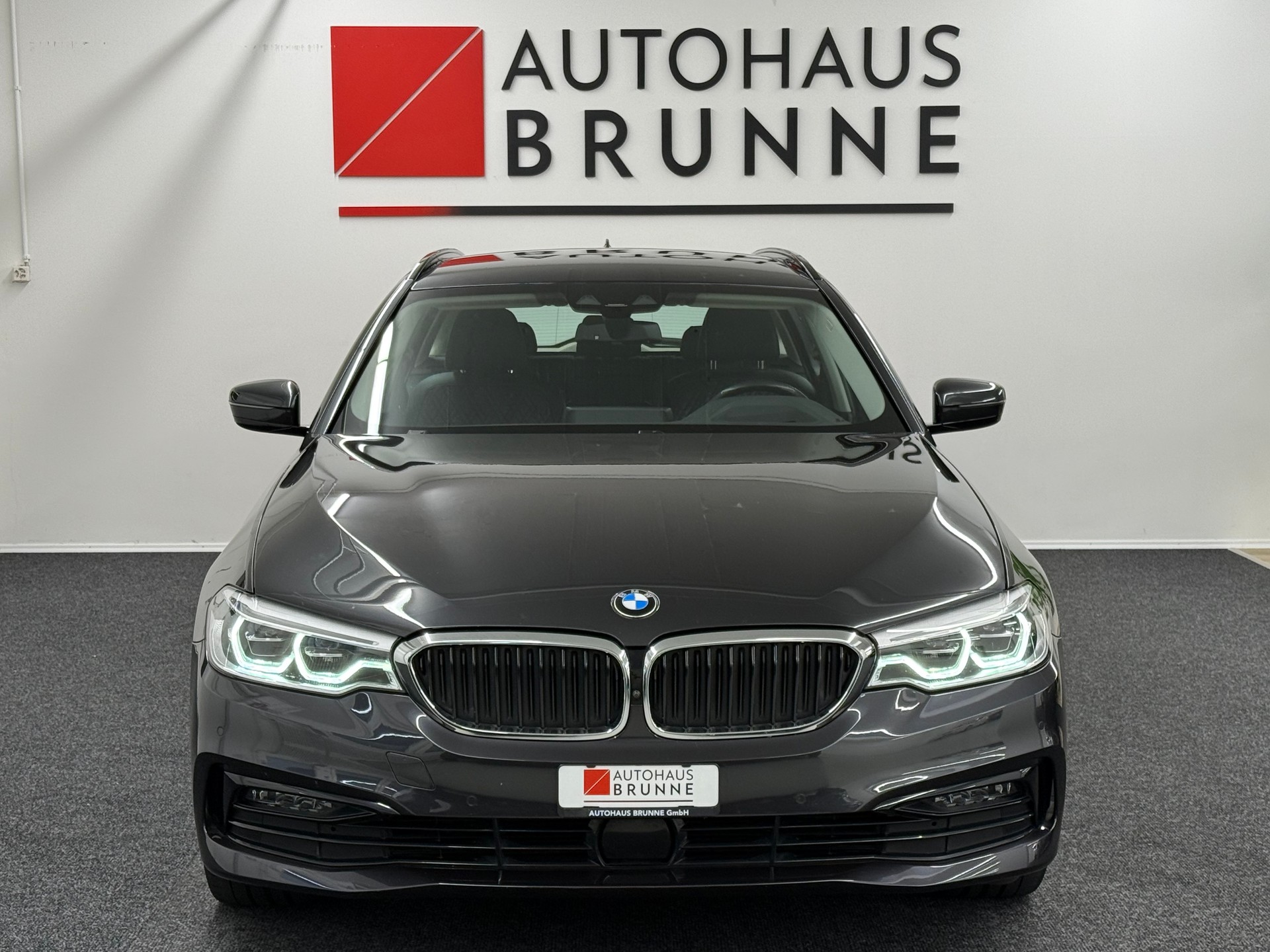 BMW 520d xDrive Touring Sport Line Steptronic-showroom-element-1