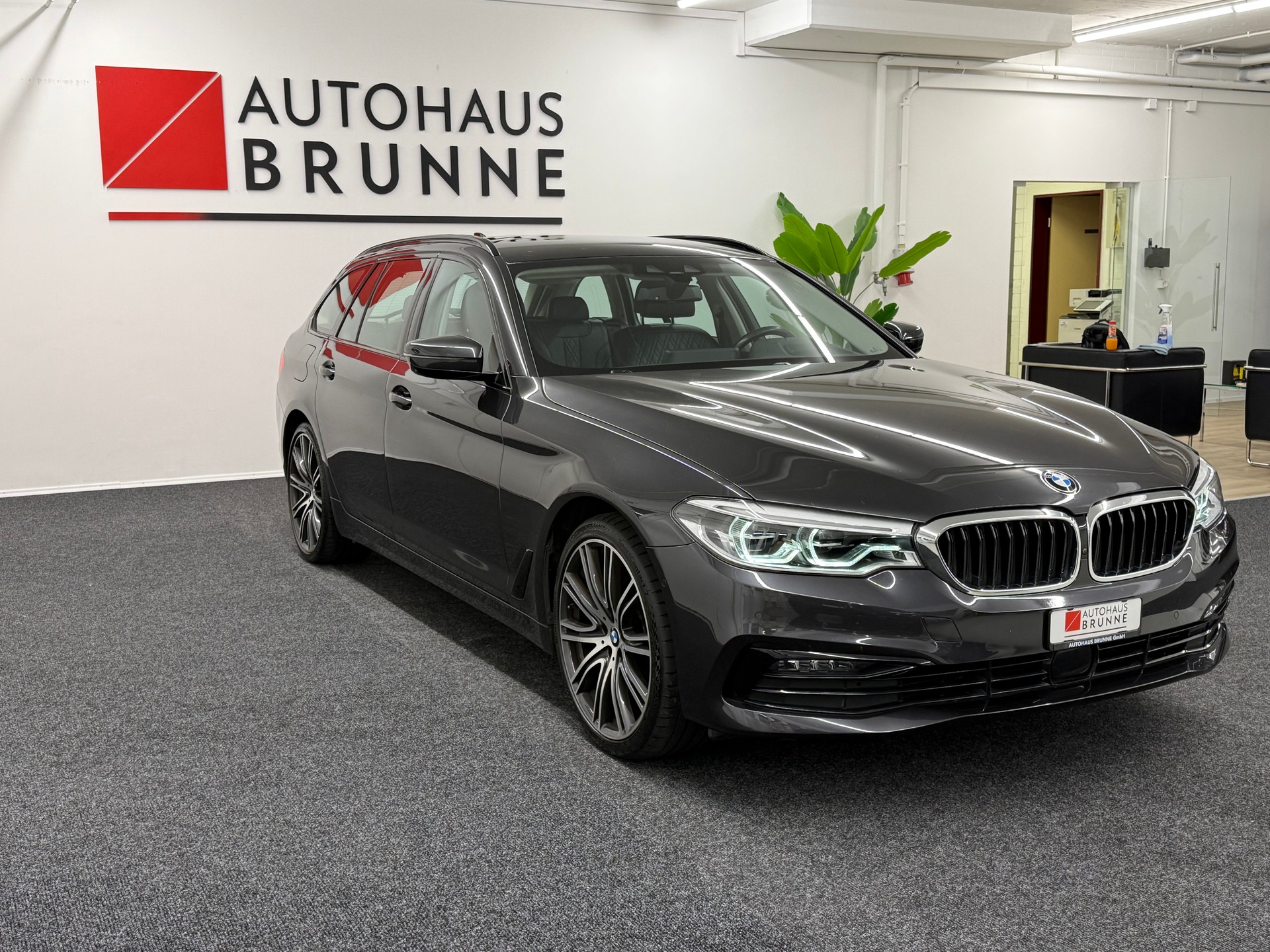 BMW 520d xDrive Touring Sport Line Steptronic-showroom-element-2