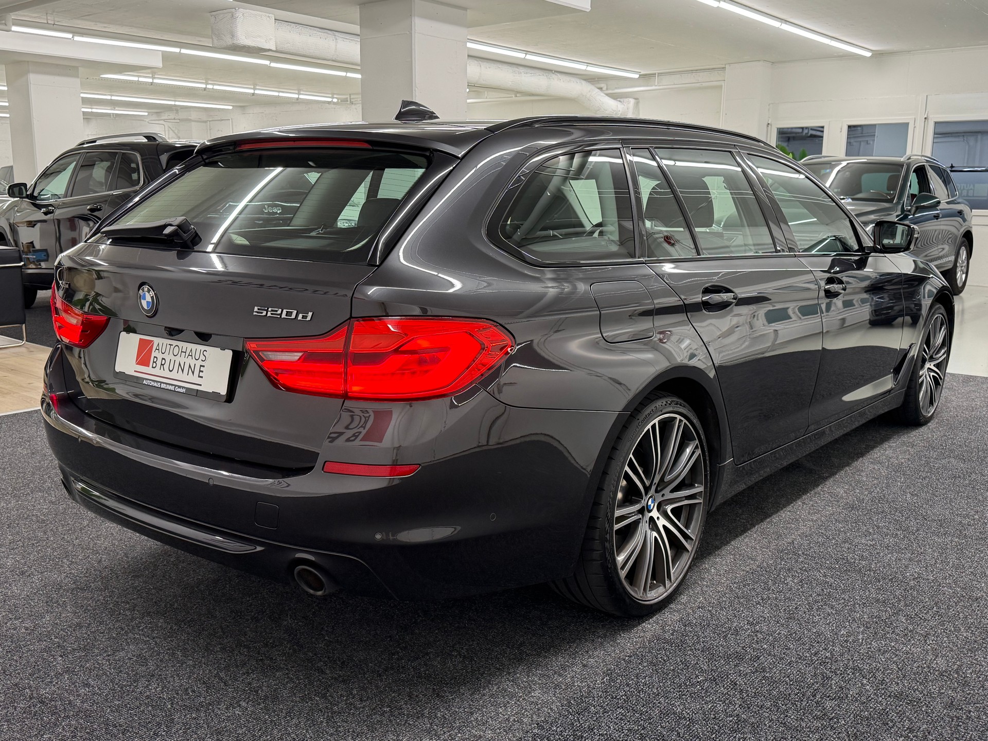BMW 520d xDrive Touring Sport Line Steptronic-showroom-element-3