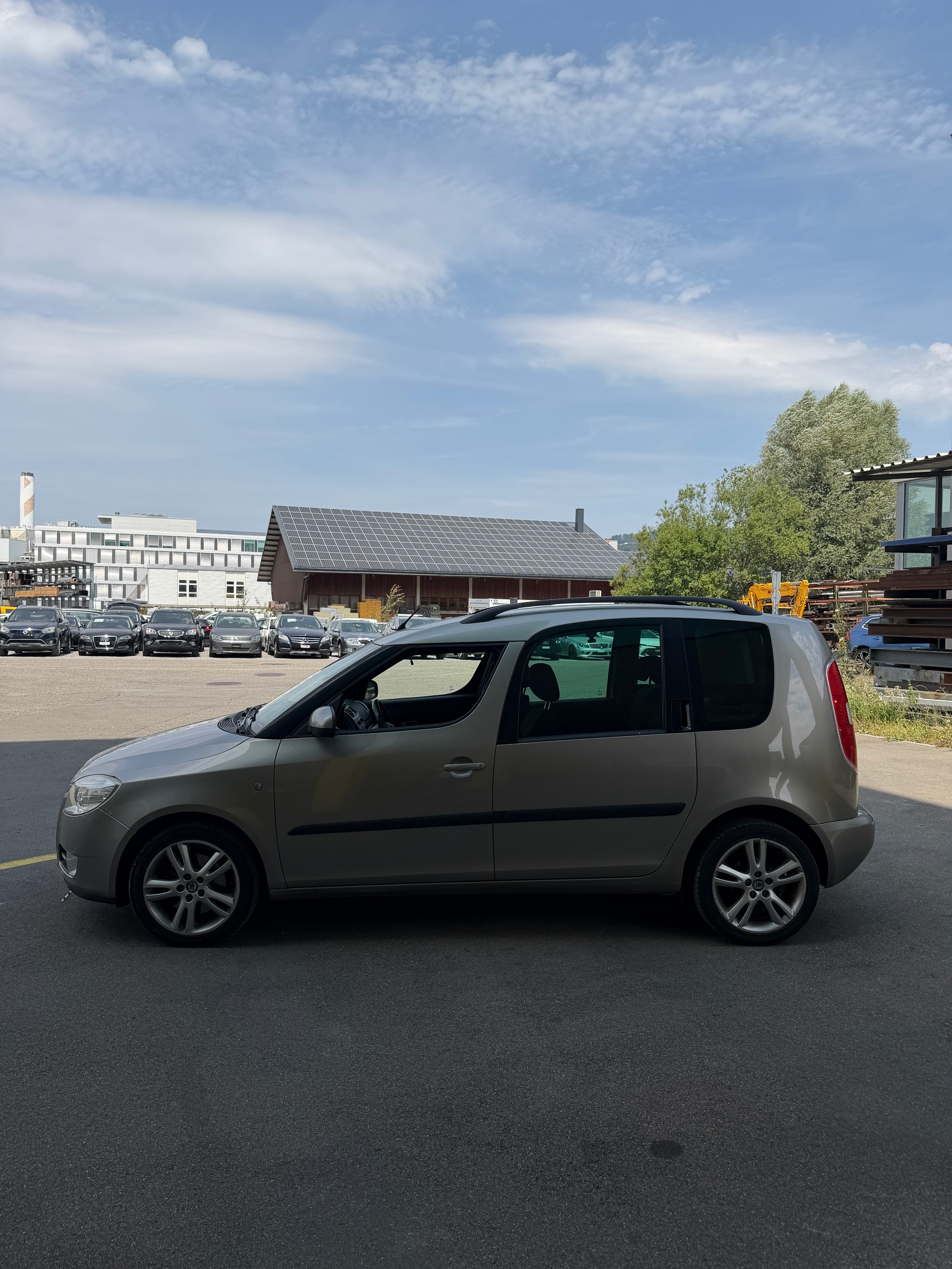 SKODA Roomster 1.6 Scout Automatic-image-3