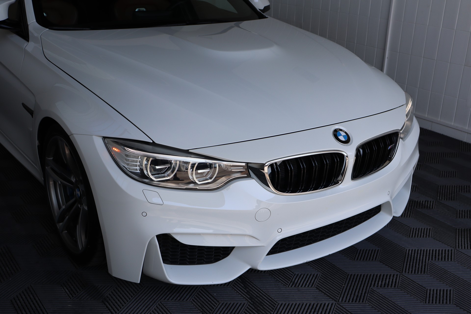 BMW M3-showroom-element-2