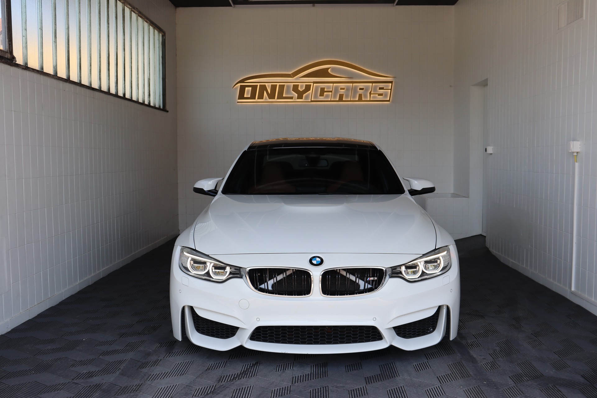 BMW M3-showroom-element-3
