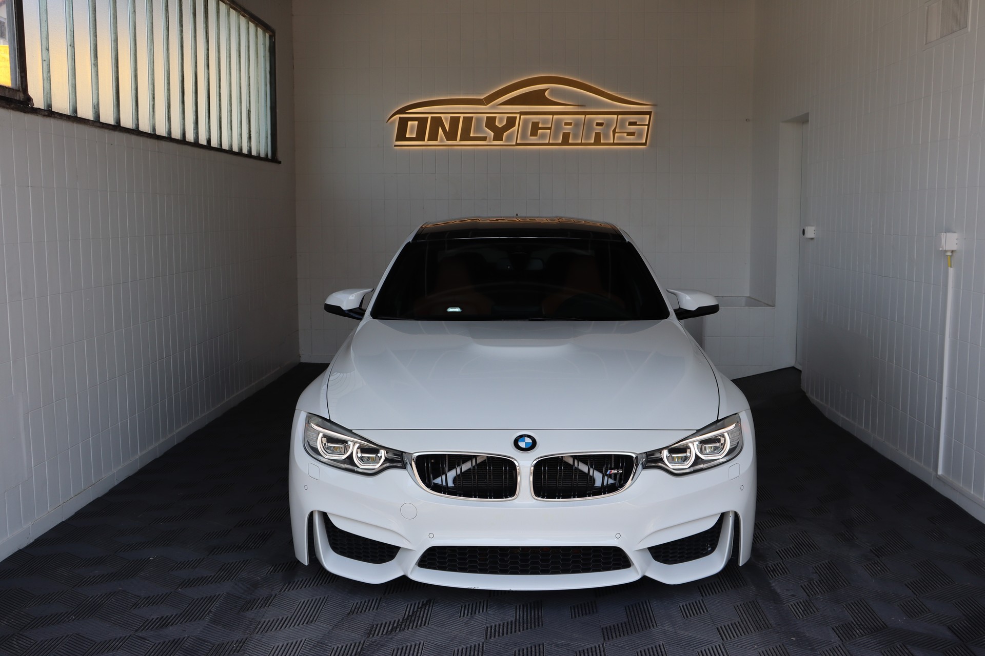 BMW M3-showroom-element-1