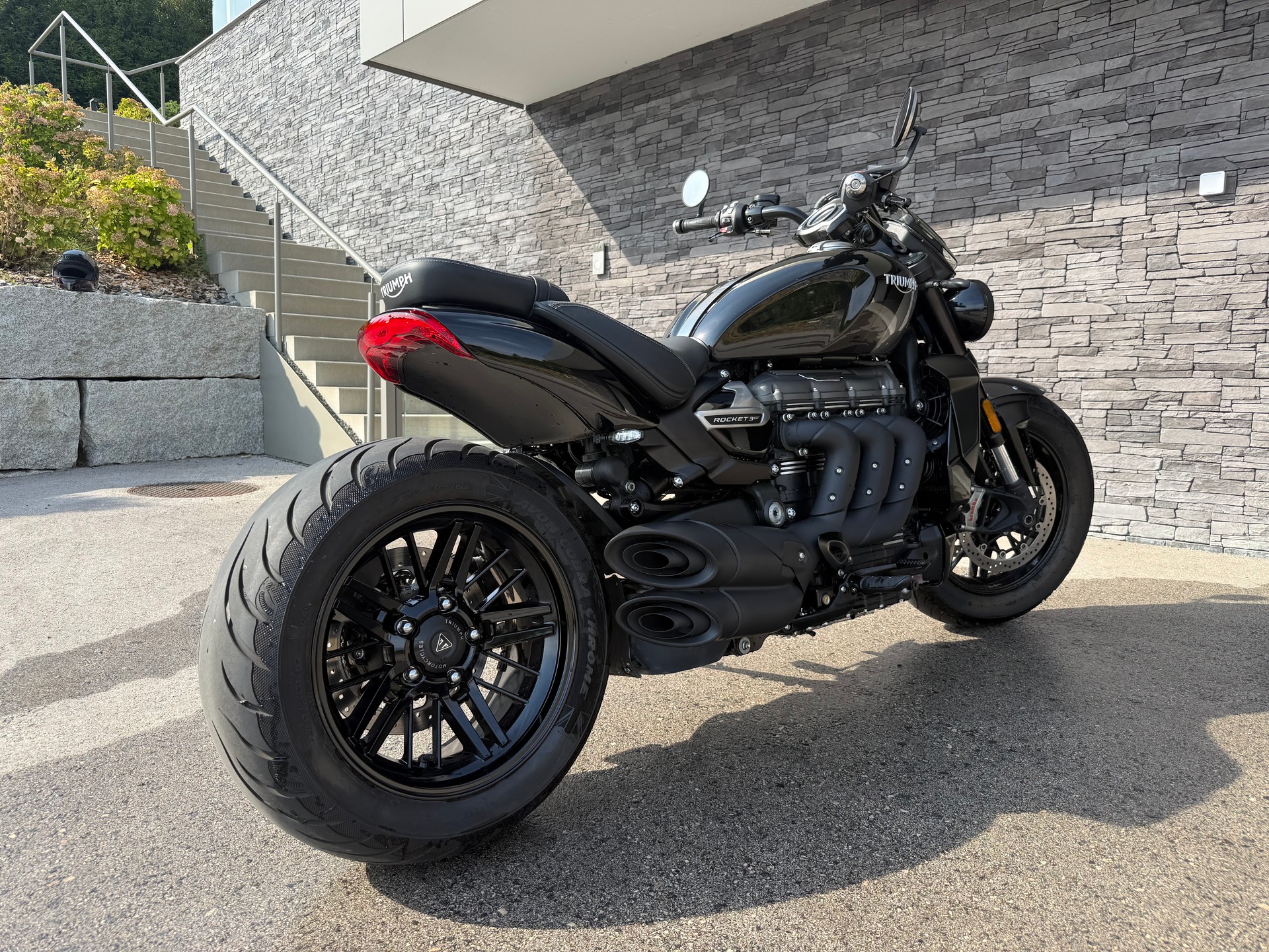 TRIUMPH GT triple black-image-1