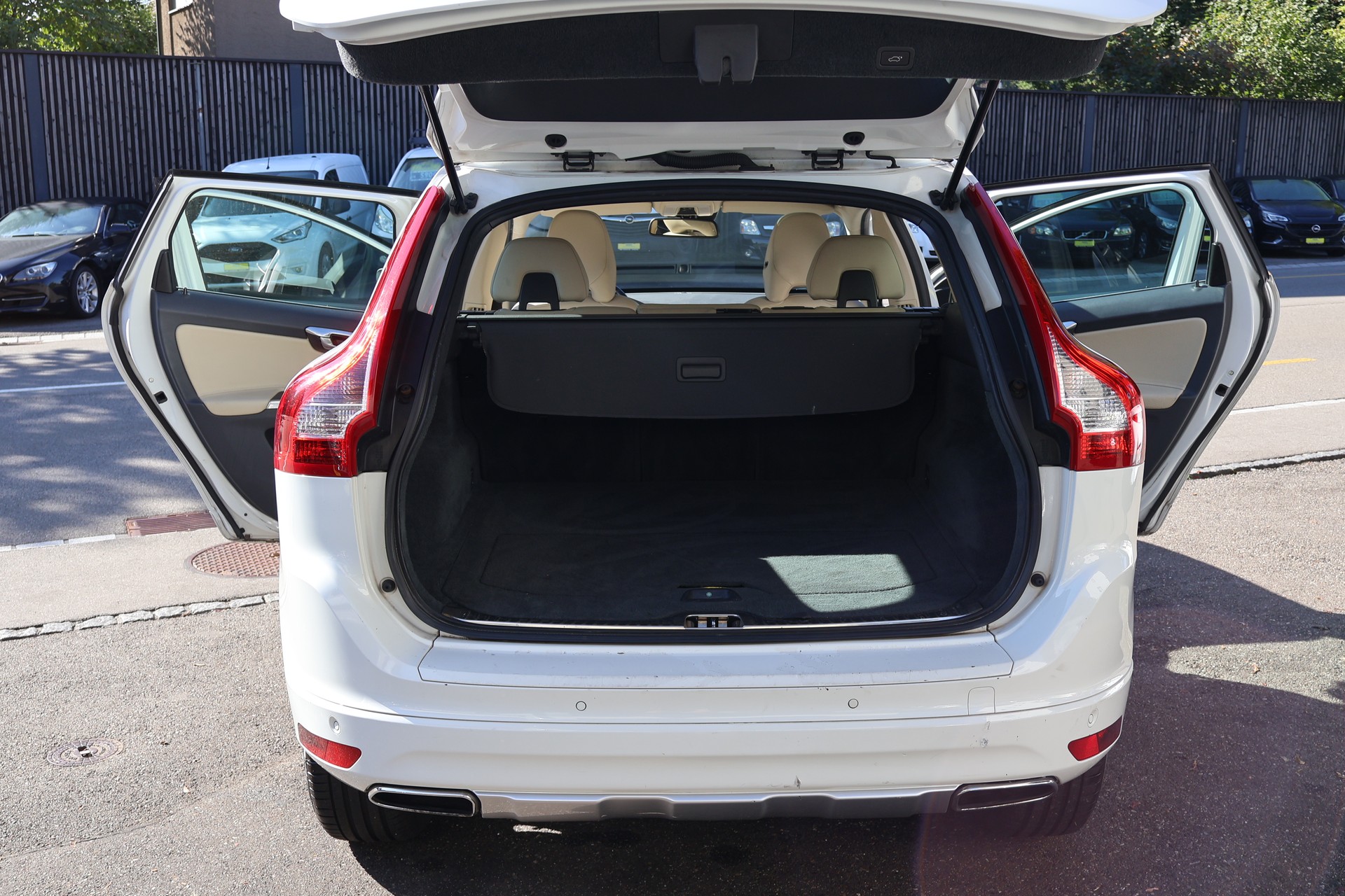 VOLVO XC60 D4 AWD R-Design-image-8