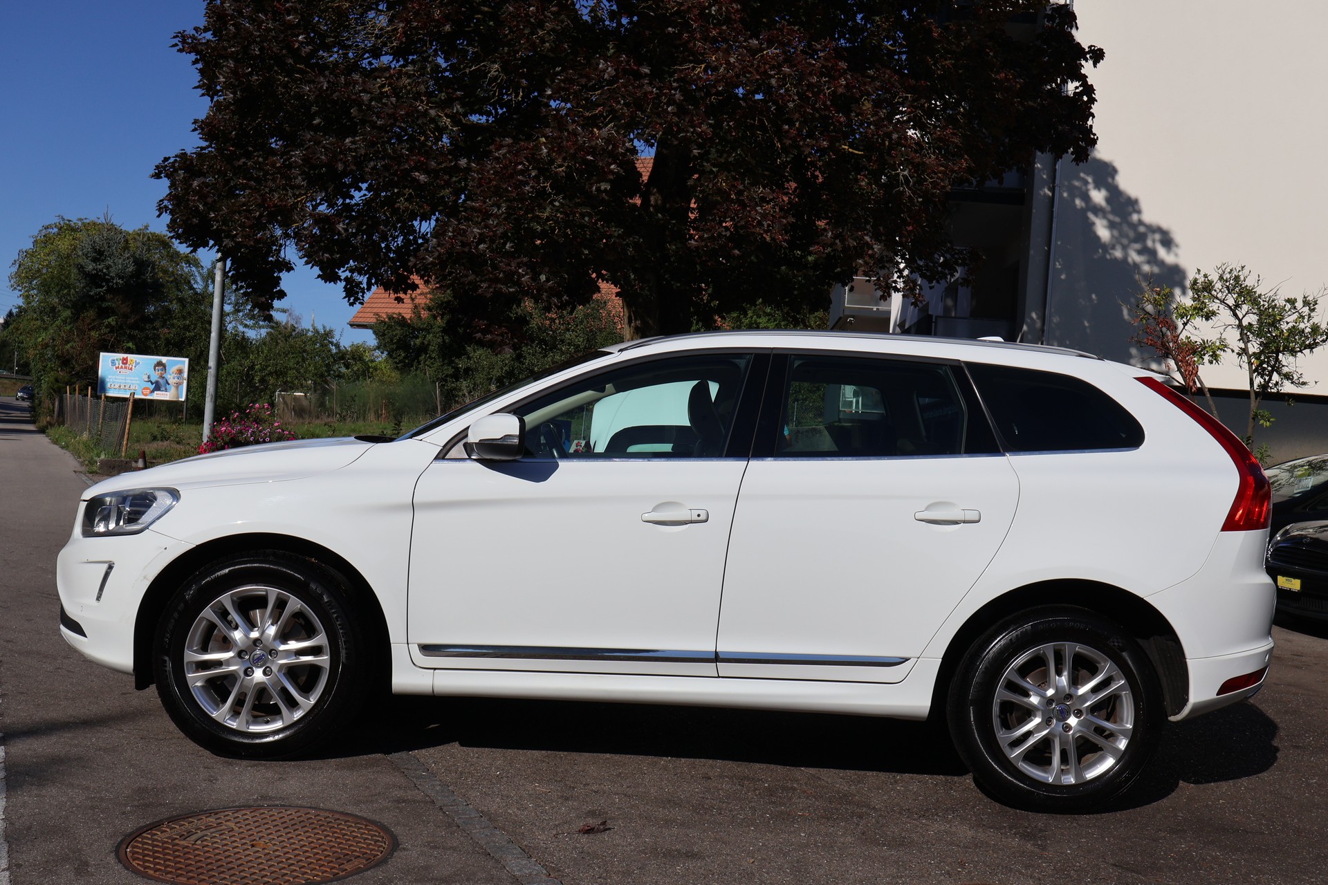 VOLVO XC60 D4 AWD R-Design-image-4