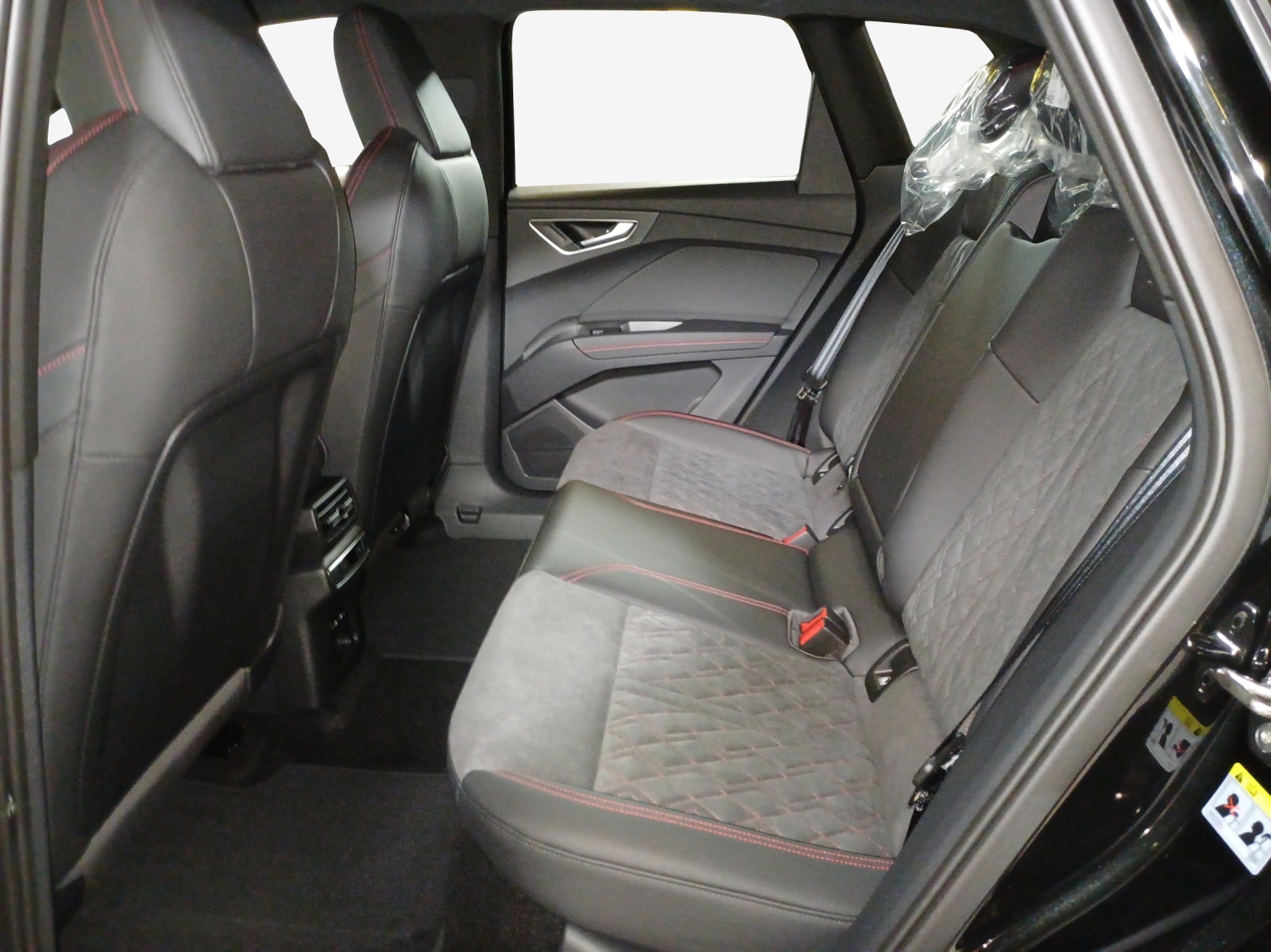 AUDI Q4 e-tron 45 Edition Swiss Ski quattro-image-11