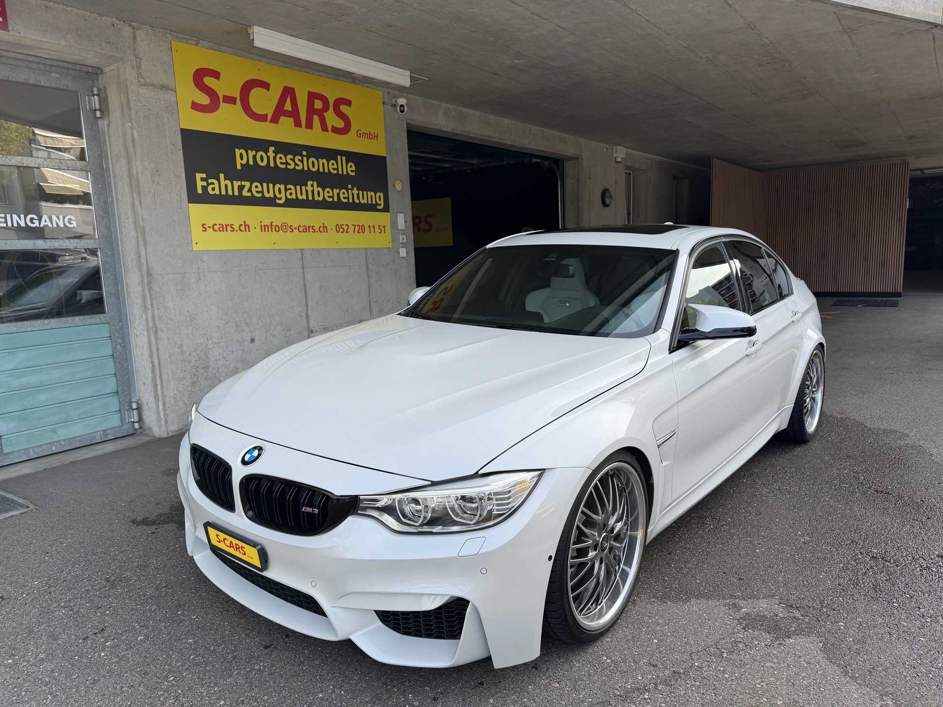BMW M3 Drivelogic-showroom-element-2