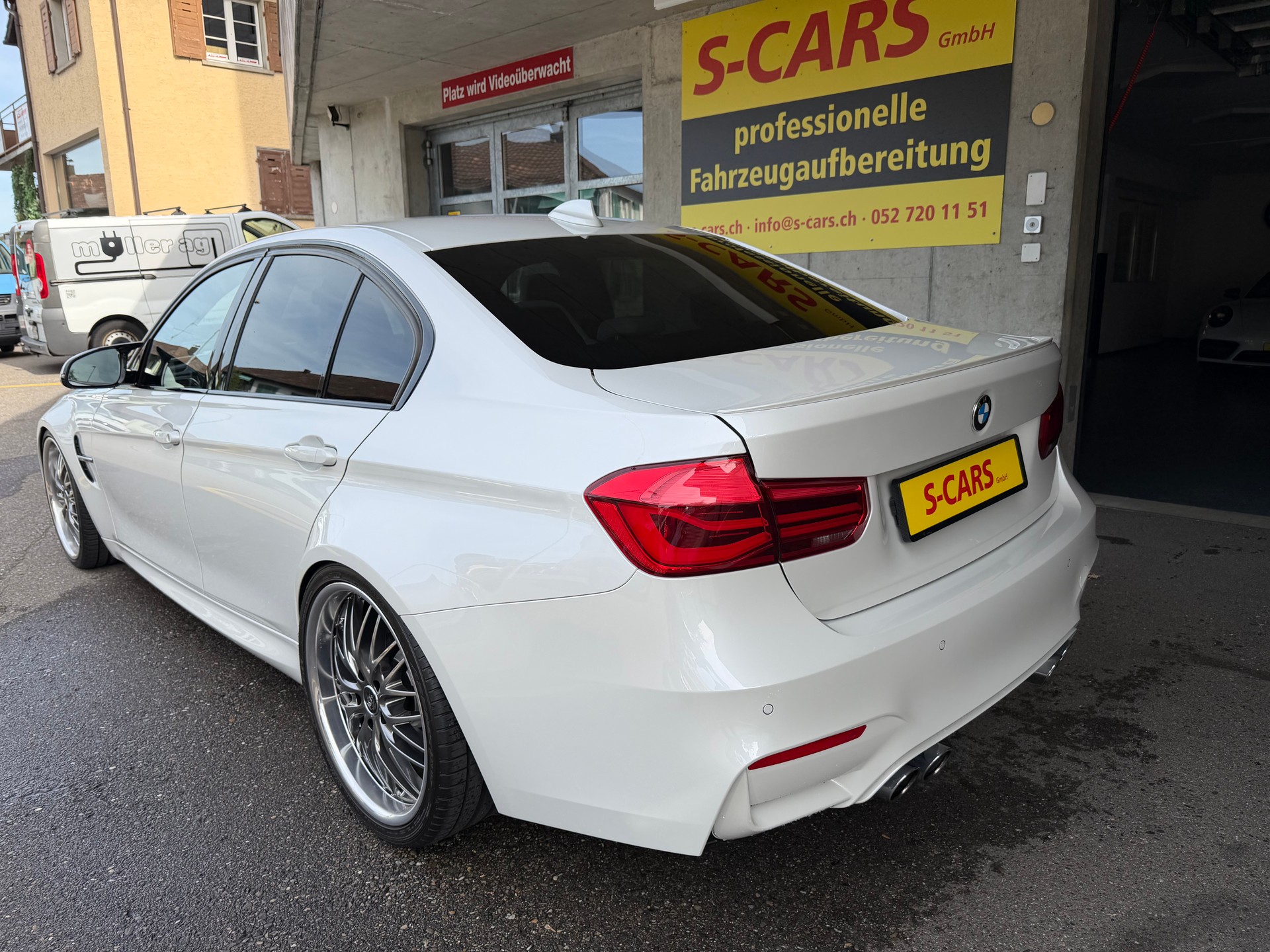 BMW M3 Drivelogic-showroom-element-1