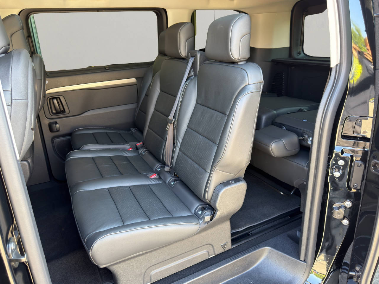 PEUGEOT Traveller Standard 2.2 BlueHDi 180 Business VIP S/S-image-9