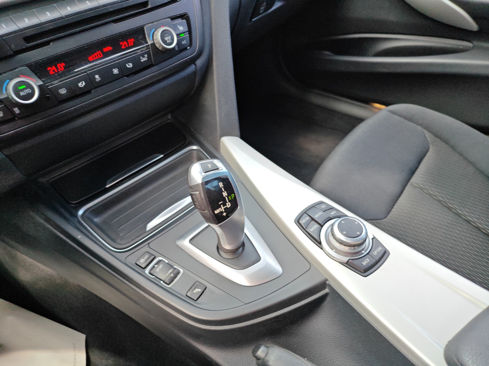 BMW 320i xDrive Steptronic [Expertise du jour + Garantie 12 mois + Service & Immat. Offerts]-image-14