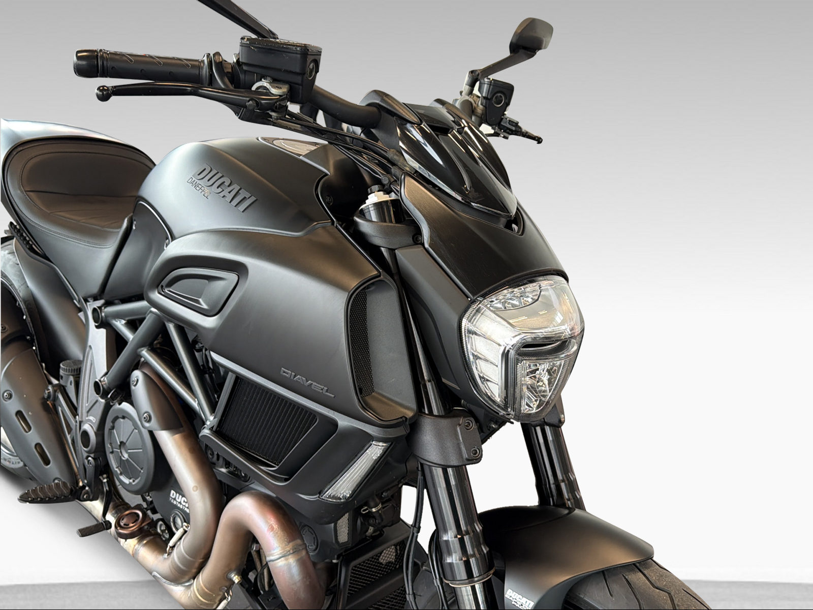 DUCATI 1200 Diavel Dark ABS-image-1
