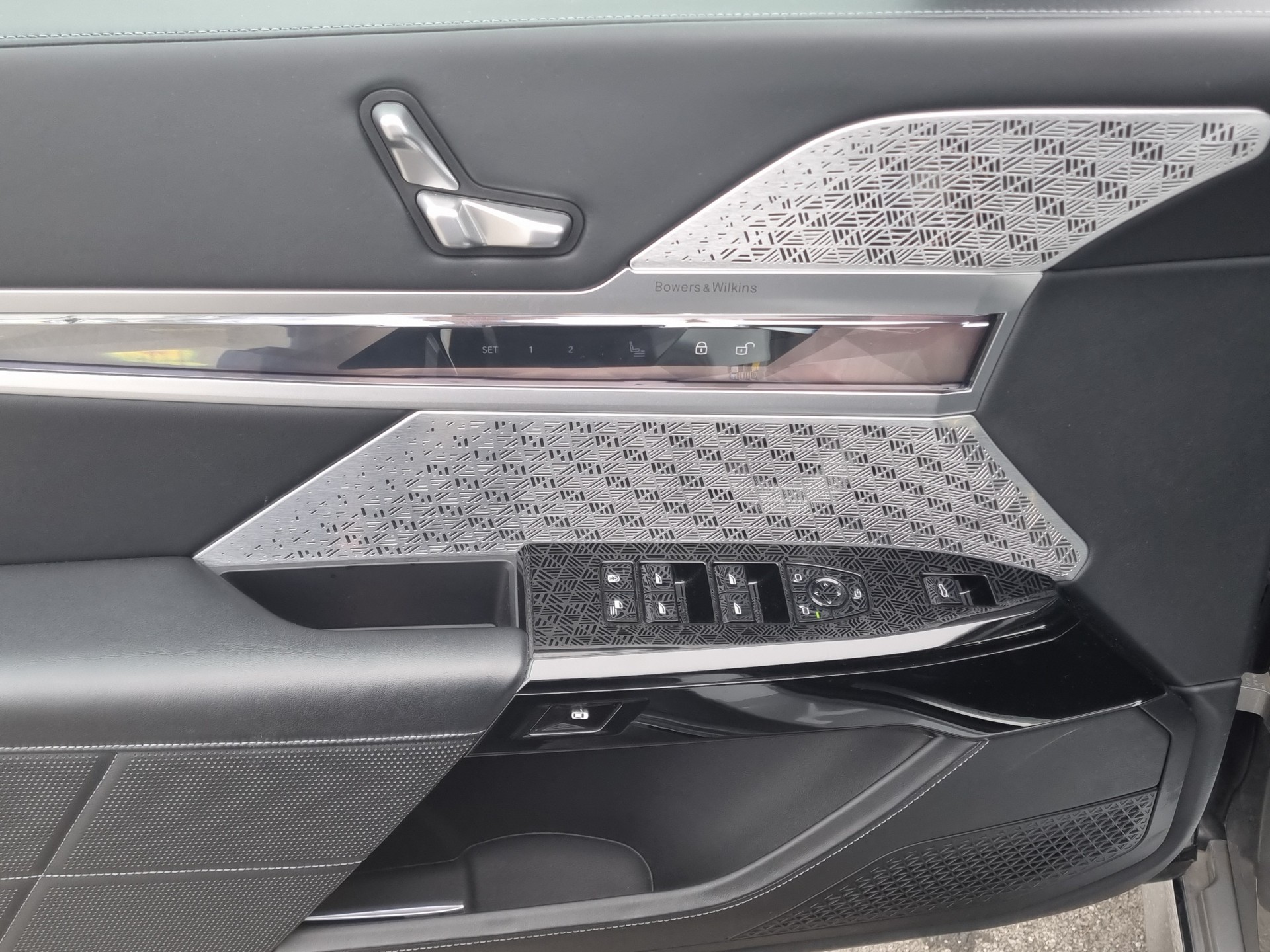 BMW i7 xDrive 60-image-11