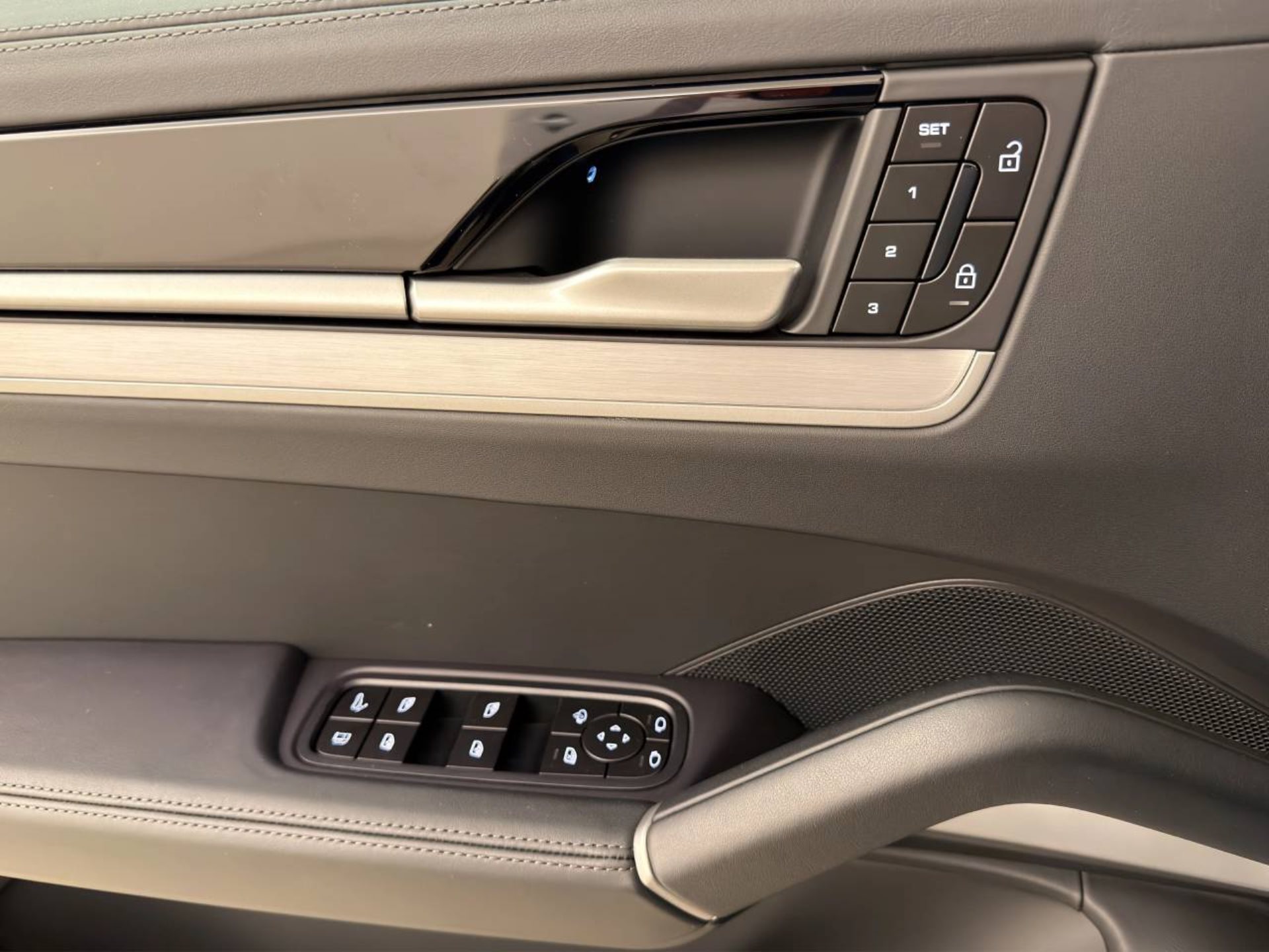 PORSCHE Cayenne E-Hybrid Black Edition-image-20