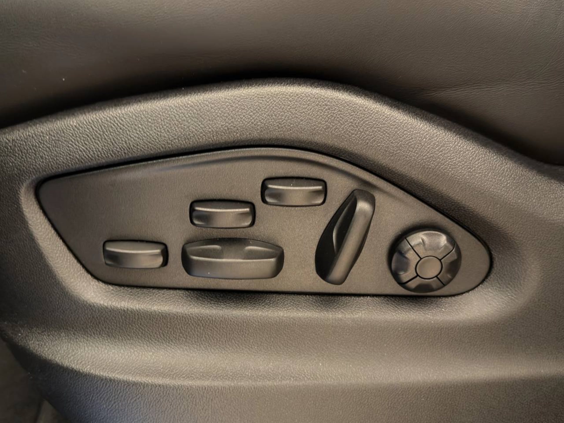 PORSCHE Cayenne E-Hybrid Black Edition-image-18