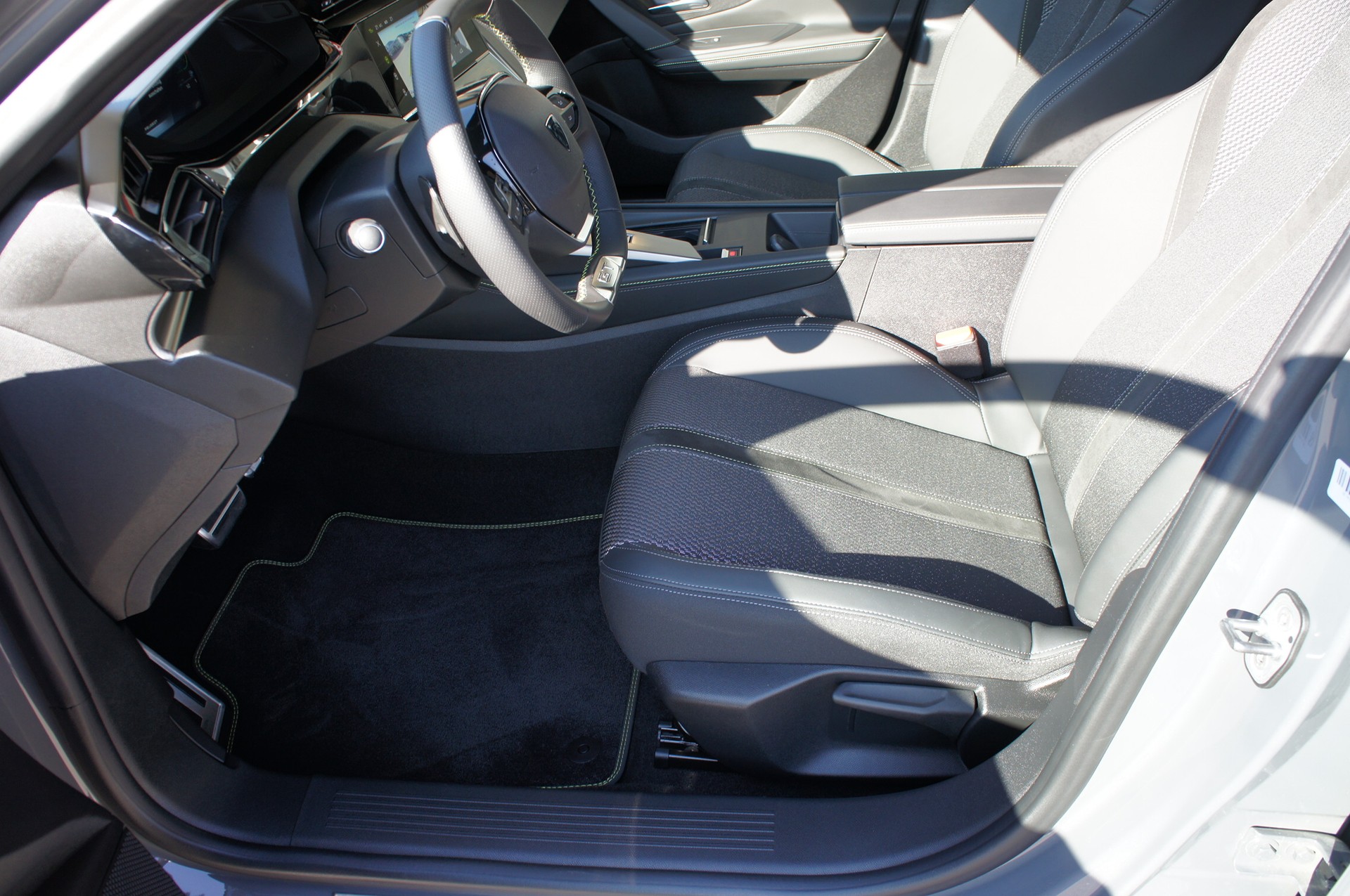 PEUGEOT 308 SW 1.6 PHEV 180 GT-image-13