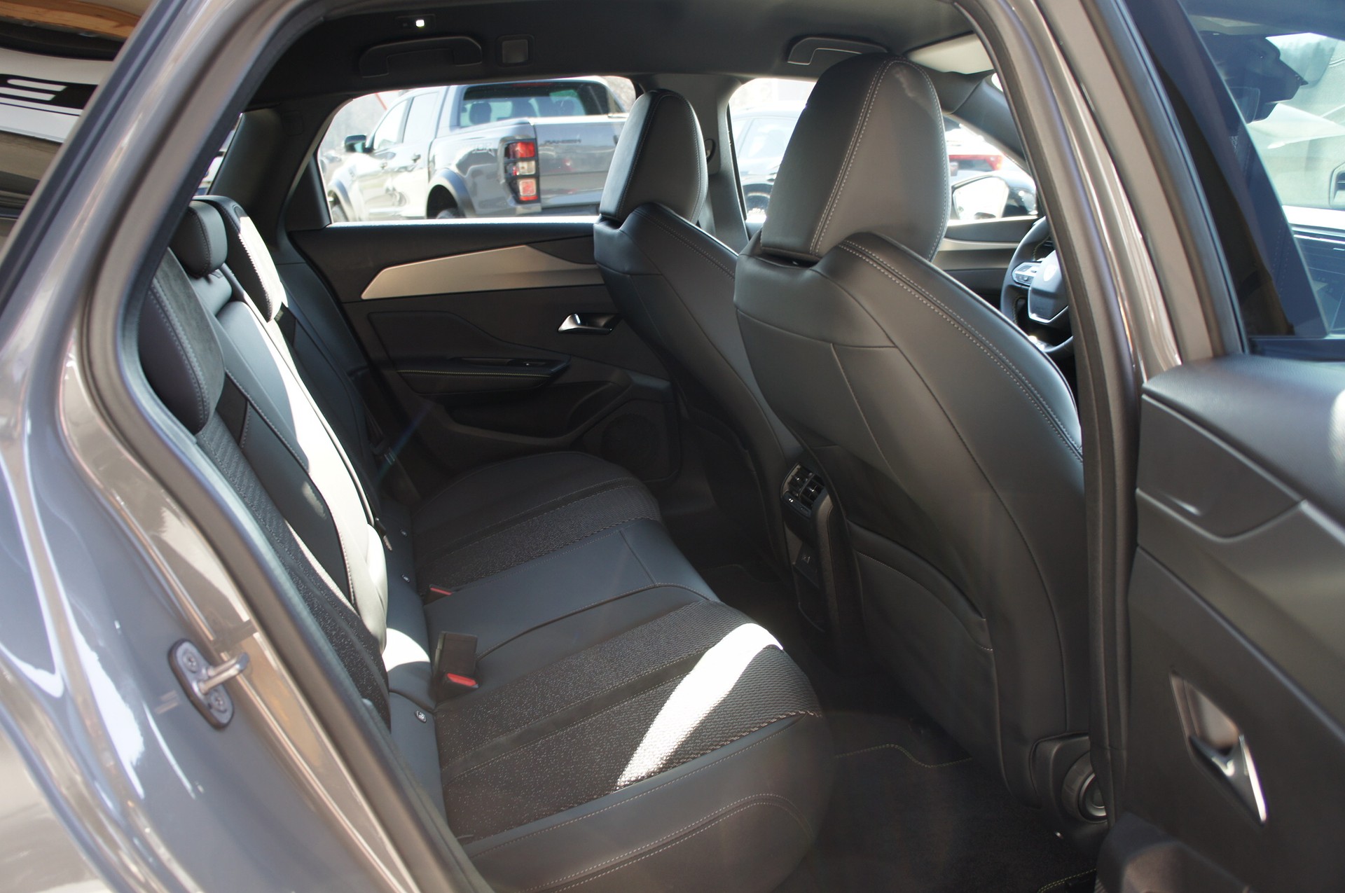 PEUGEOT 308 SW 1.6 PHEV 180 GT-image-9