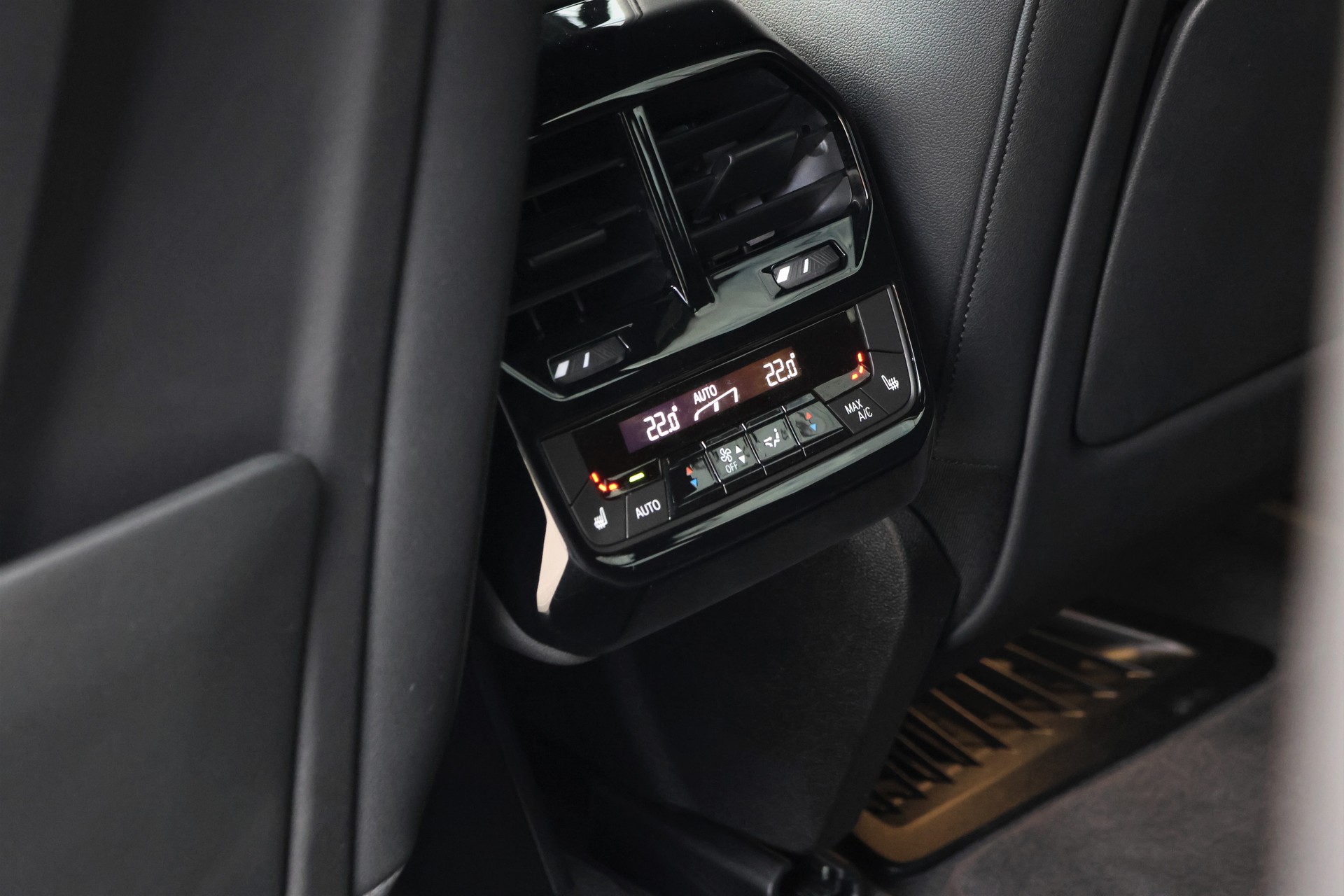 BMW iX xDrive40 Launch Edition (CH)-image-13