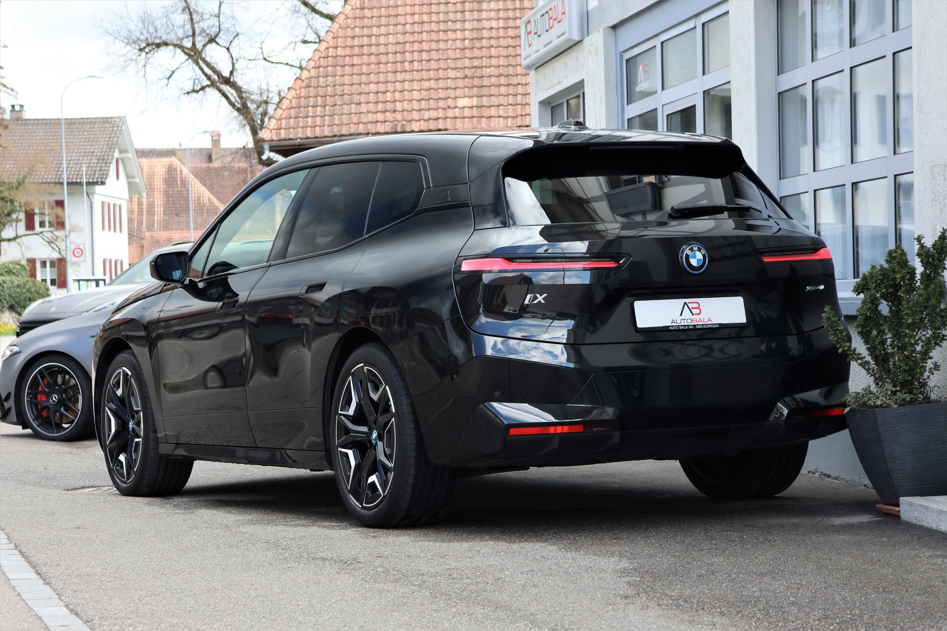 BMW iX xDrive40 Launch Edition (CH)-showroom-element-2