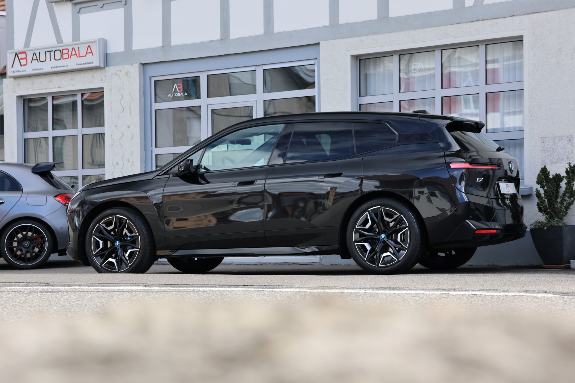 BMW iX xDrive40 Launch Edition (CH)-showroom-element-3