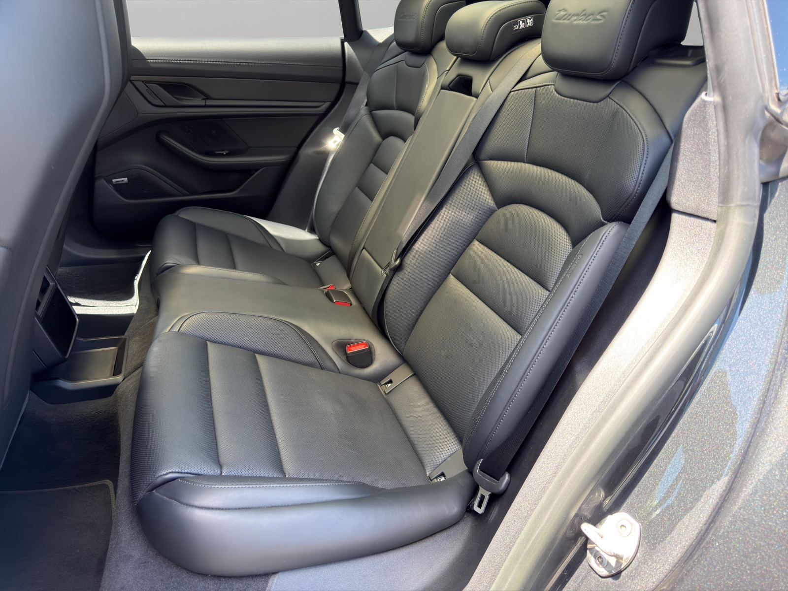 PORSCHE Taycan Turbo S Cross Turismo-image-8