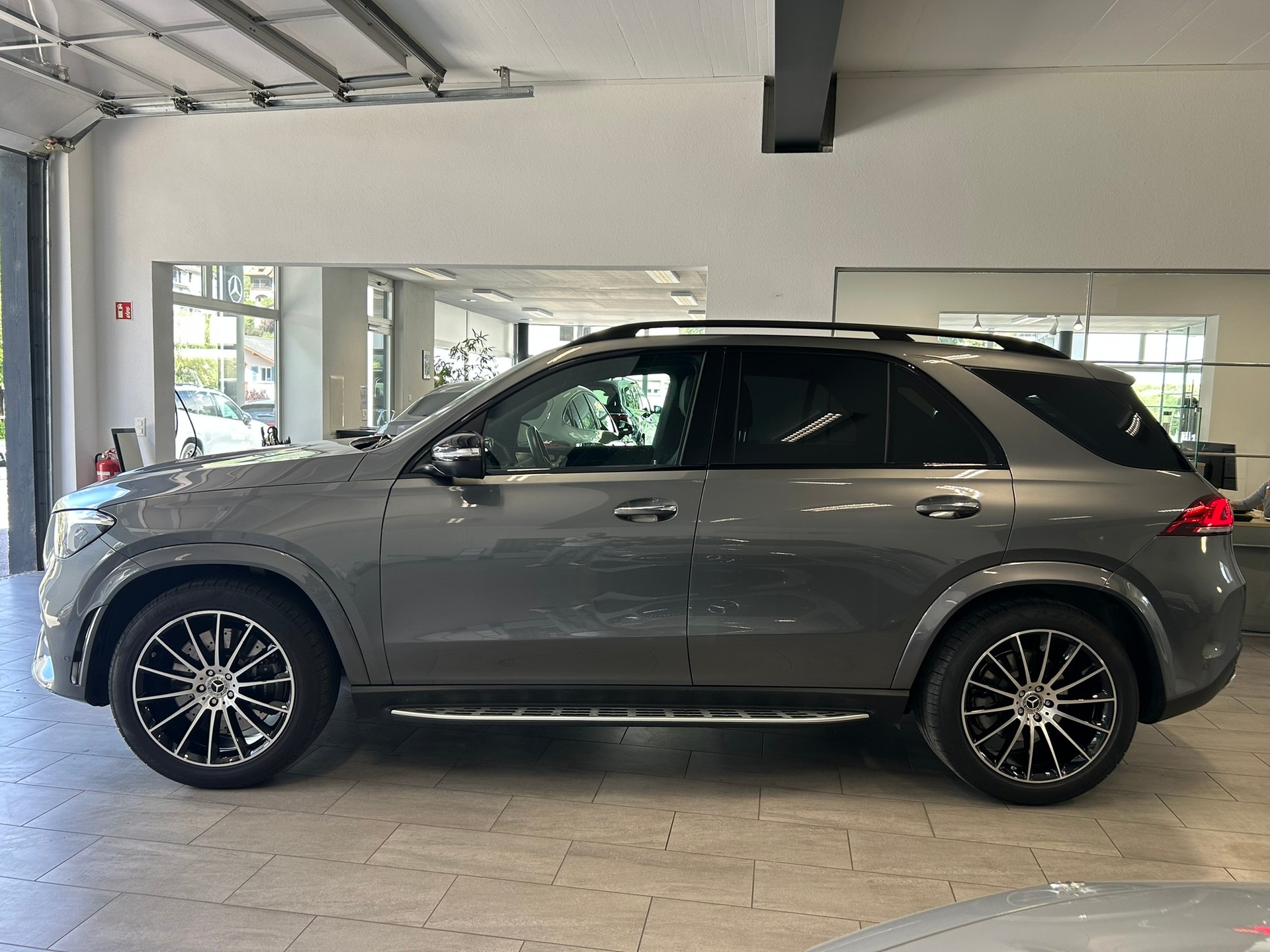 MERCEDES-BENZ GLE 450 4Matic AMG Line 9G-Tronic-showroom-element-3