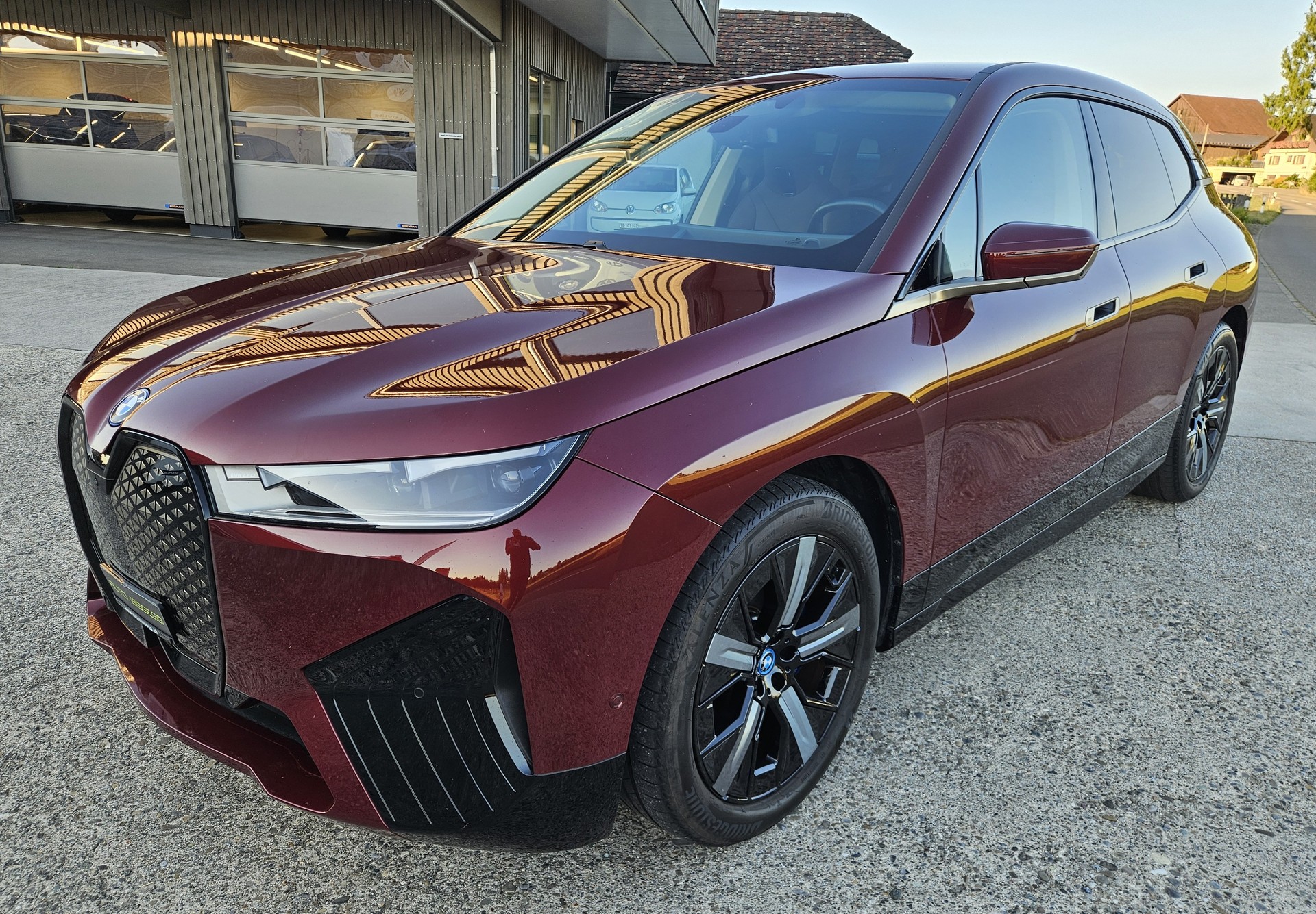 BMW iX xDrive40 mit Werksgarantie und 10 Jahren Gratisservice.-showroom-element-2