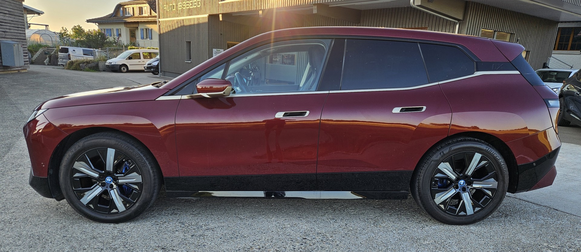 BMW iX xDrive40 mit Werksgarantie und 10 Jahren Gratisservice.-showroom-element-3