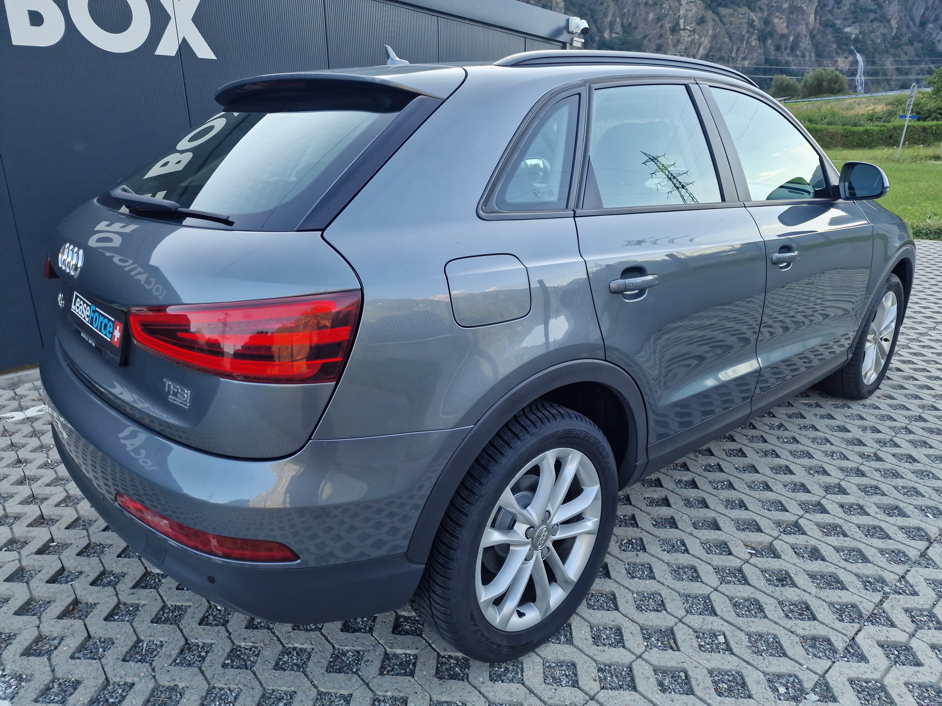 AUDI Q3 2.0 TFSI quattro S-tronic-image-4