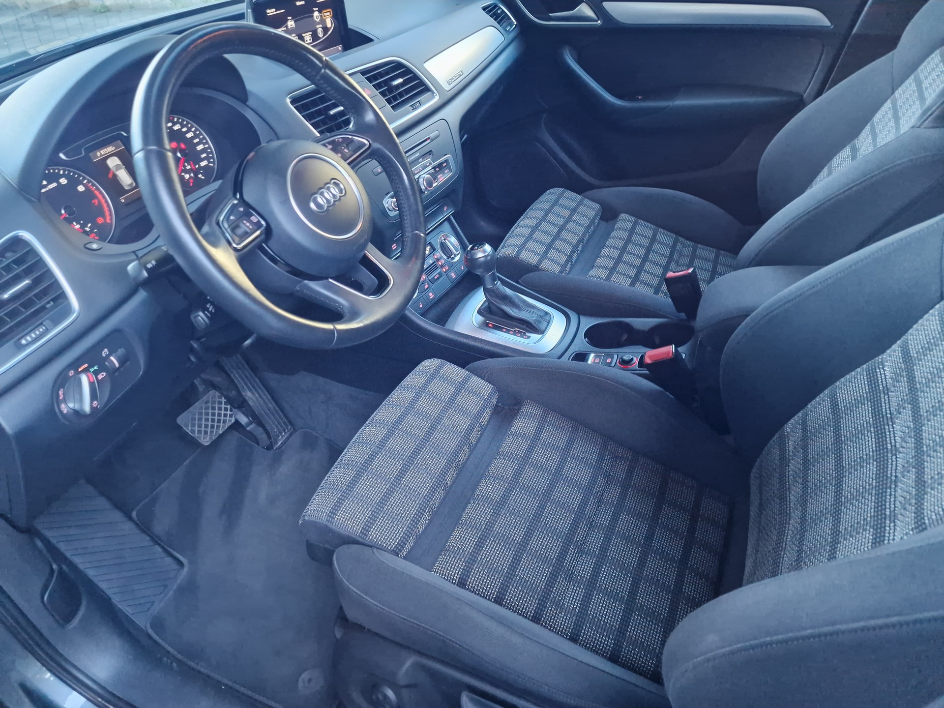 AUDI Q3 2.0 TFSI quattro S-tronic-image-6