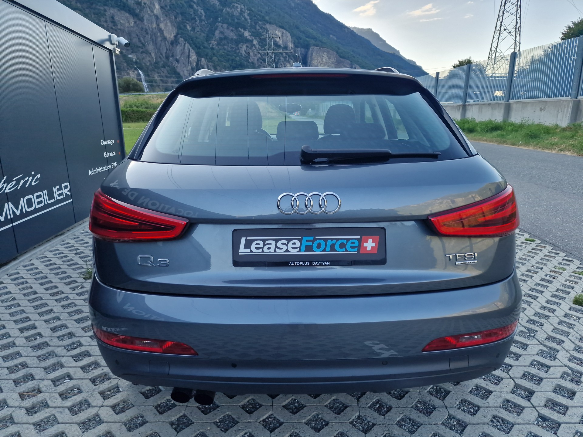 AUDI Q3 2.0 TFSI quattro S-tronic-image-5