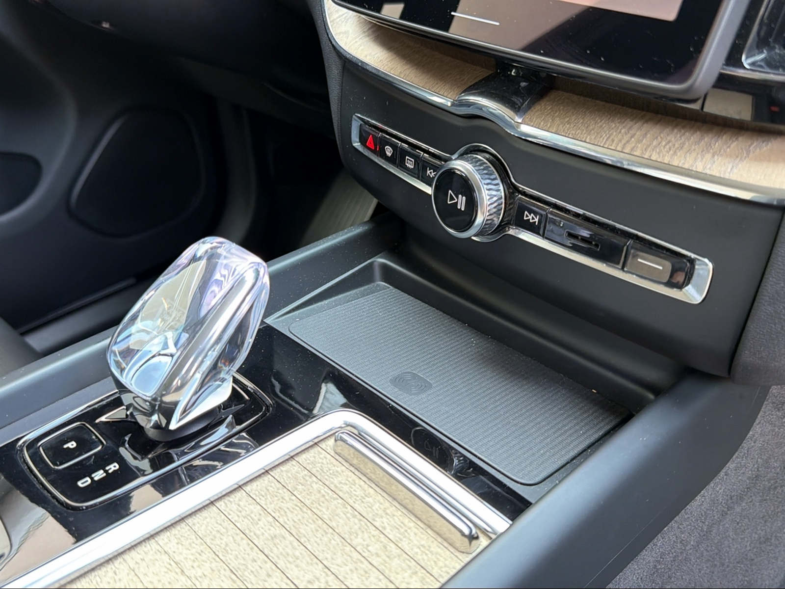VOLVO XC60 T6 eAWD PluginHybrid Plus Dark Geartronic-image-11