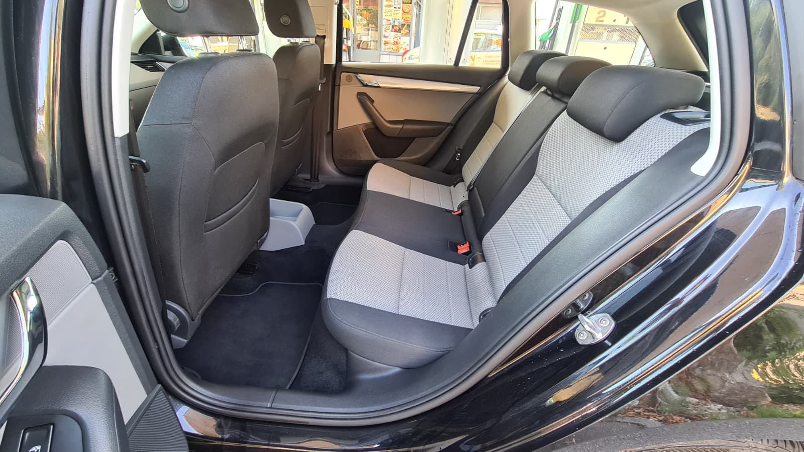 SKODA Octavia Combi 1.8 TSI Ambition 4x4 DSG ** 180 PS ** Klimaanlage ** Tempomat ** Panorama-Glasdach ** PDC ** Frisch Ab MFK **-image-17