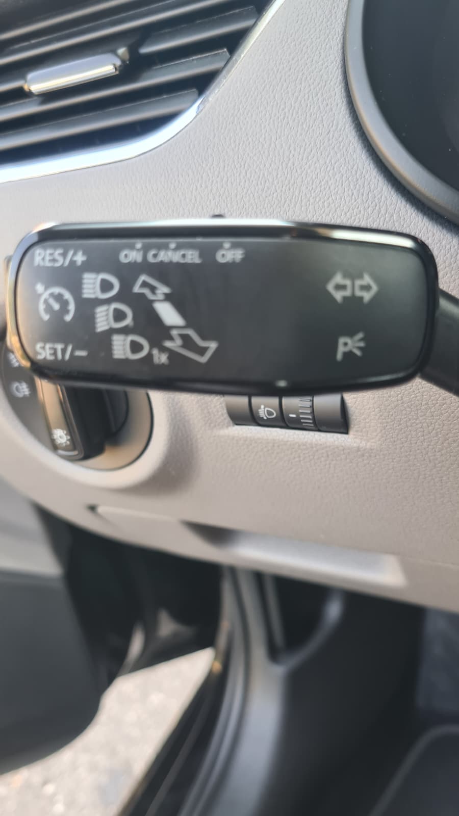 SKODA Octavia Combi 1.8 TSI Ambition 4x4 DSG ** 180 PS ** Klimaanlage ** Tempomat ** Panorama-Glasdach ** PDC ** Frisch Ab MFK **-image-9