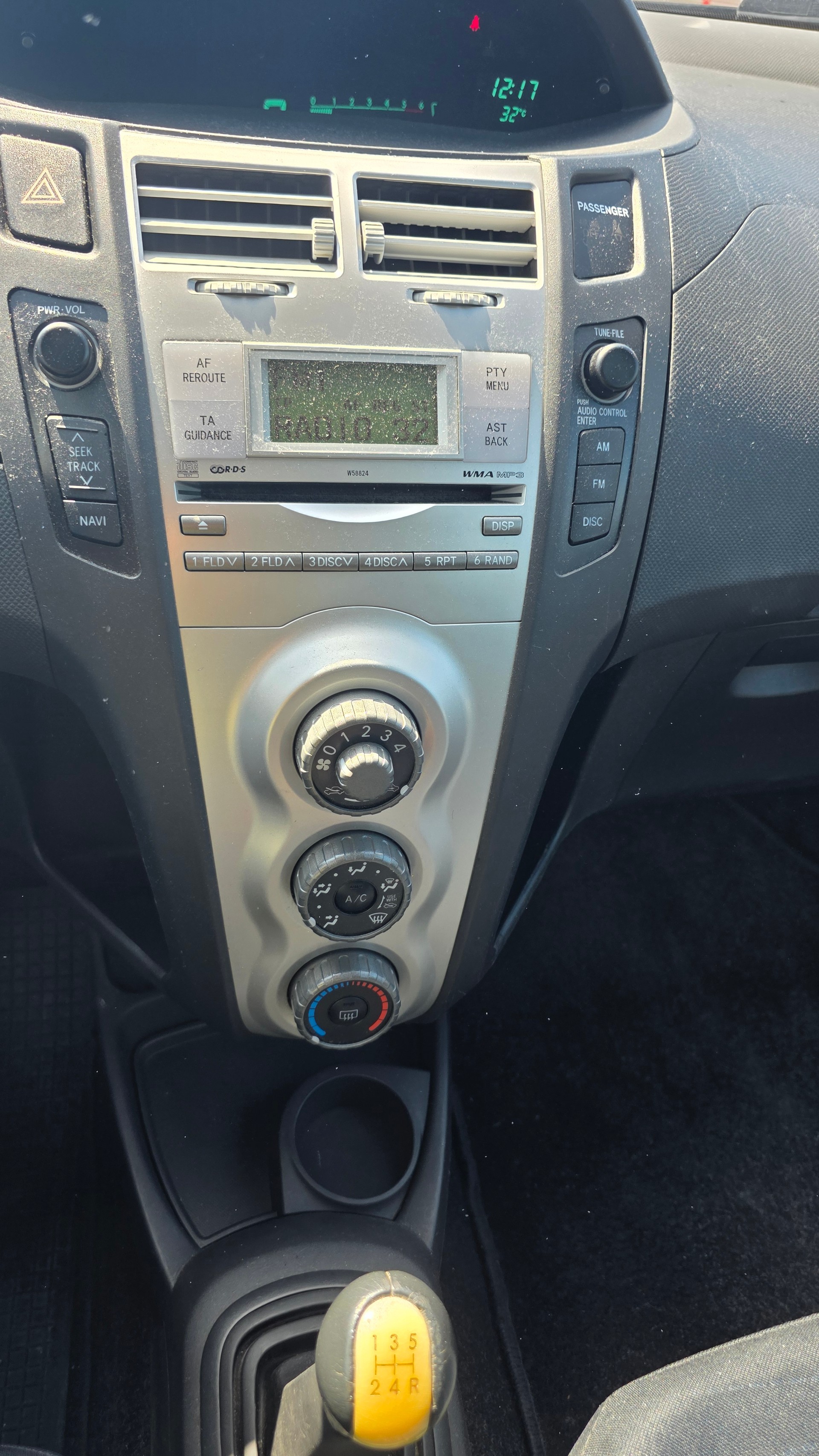 TOYOTA Yaris 1.4 D-4D Linea Luna-image-7
