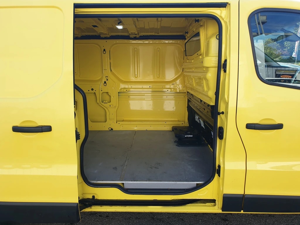 RENAULT Trafic 2.0 ENERGY dCi145 3.0t Business L2H1 ** 146 PS ** Navi ** RF-Kamera ** AHK ** 3-Plätzer ** Werkstatt-Einrichtung-image-4