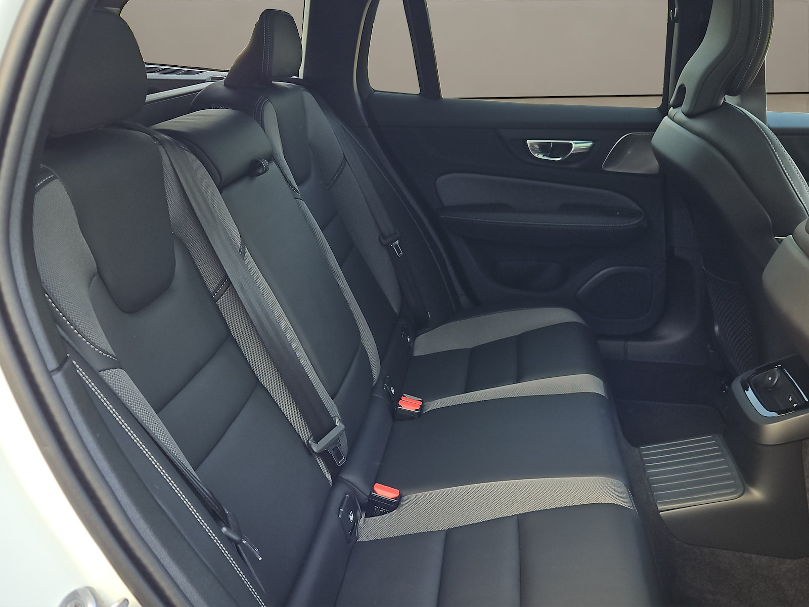VOLVO V60 2.0 T6 TE Ultra Dark eAWD-image-11