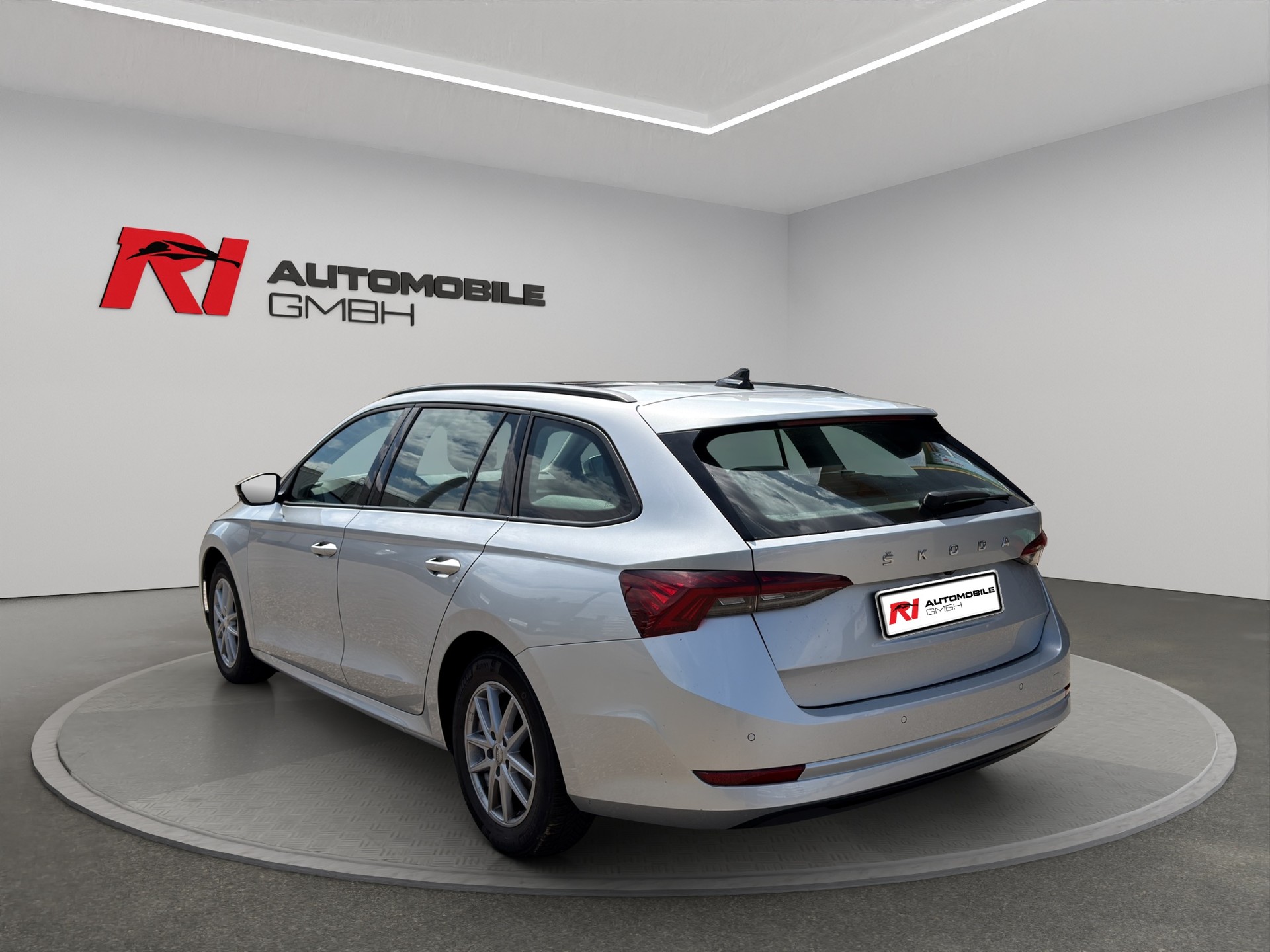 SKODA Octavia Combi 2.0 TDI DSG Ambition-image-5
