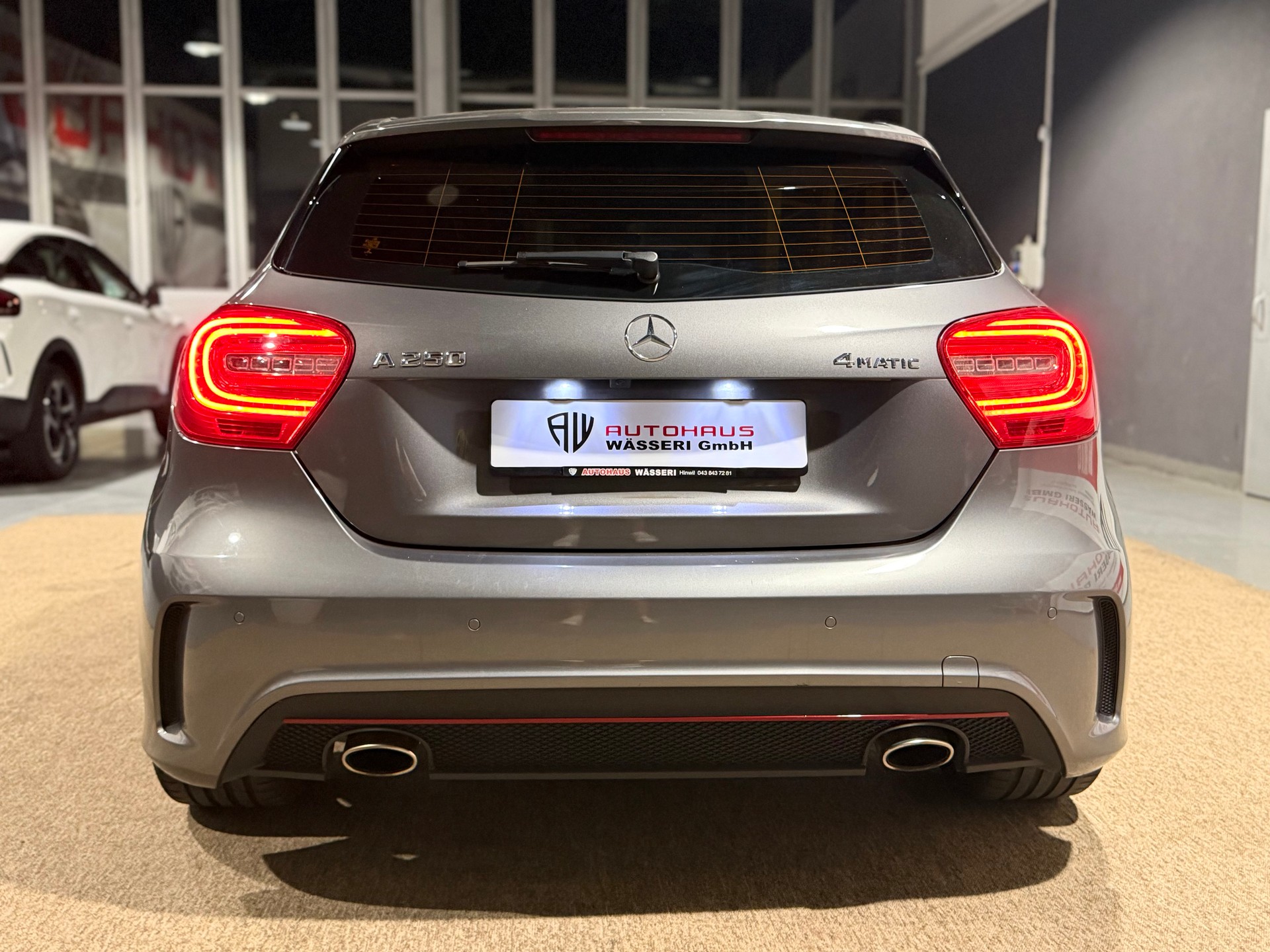 MERCEDES-BENZ A 250 AMG Line 4Matic 7G-DCT-showroom-element-3