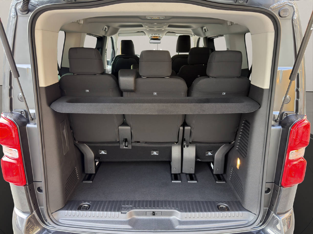 PEUGEOT Traveller Standard 2.2 BlueHDi 180 Family Edition S/S-image-13
