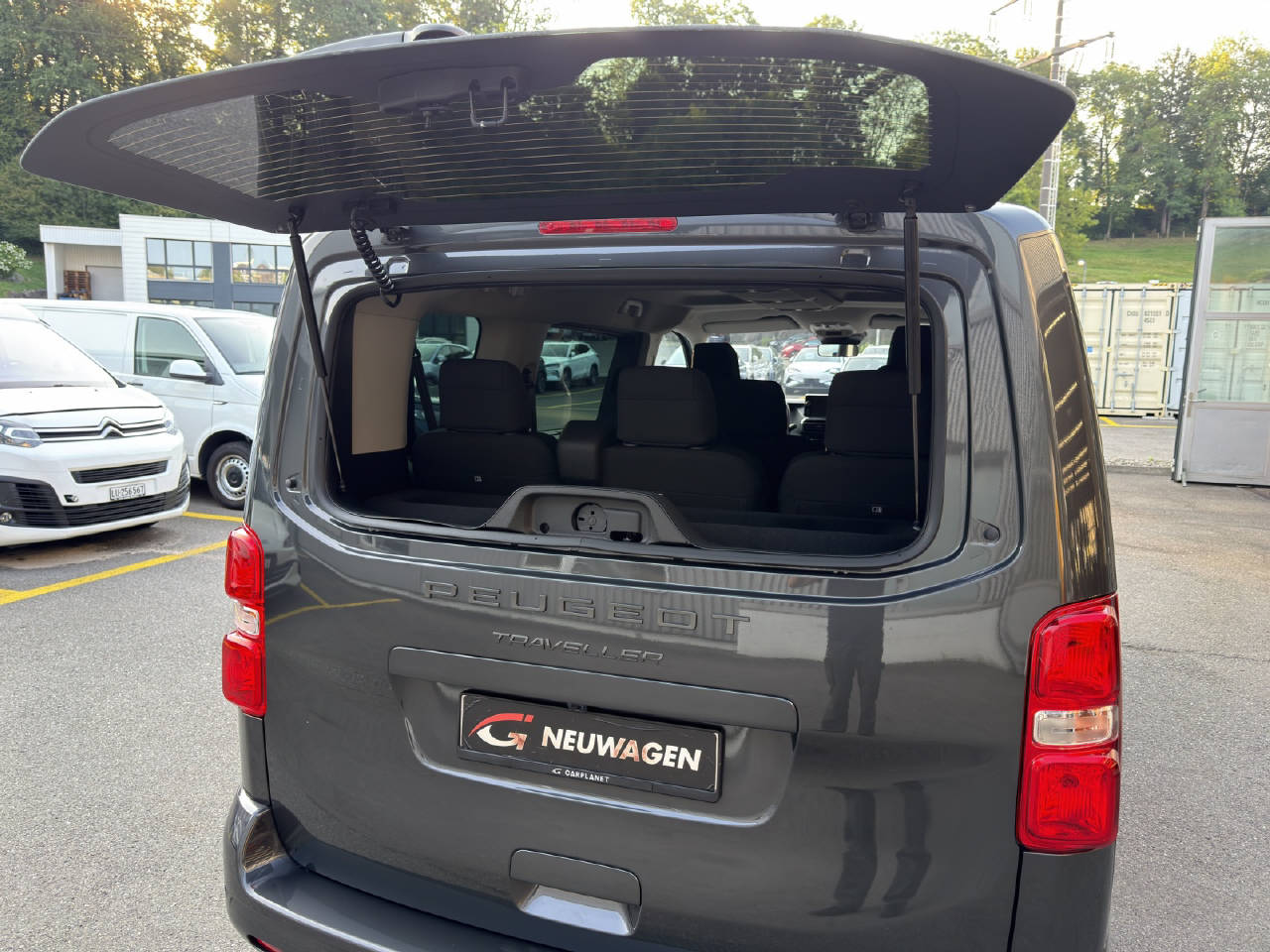 PEUGEOT Traveller Standard 2.2 BlueHDi 180 Family Edition S/S-image-12