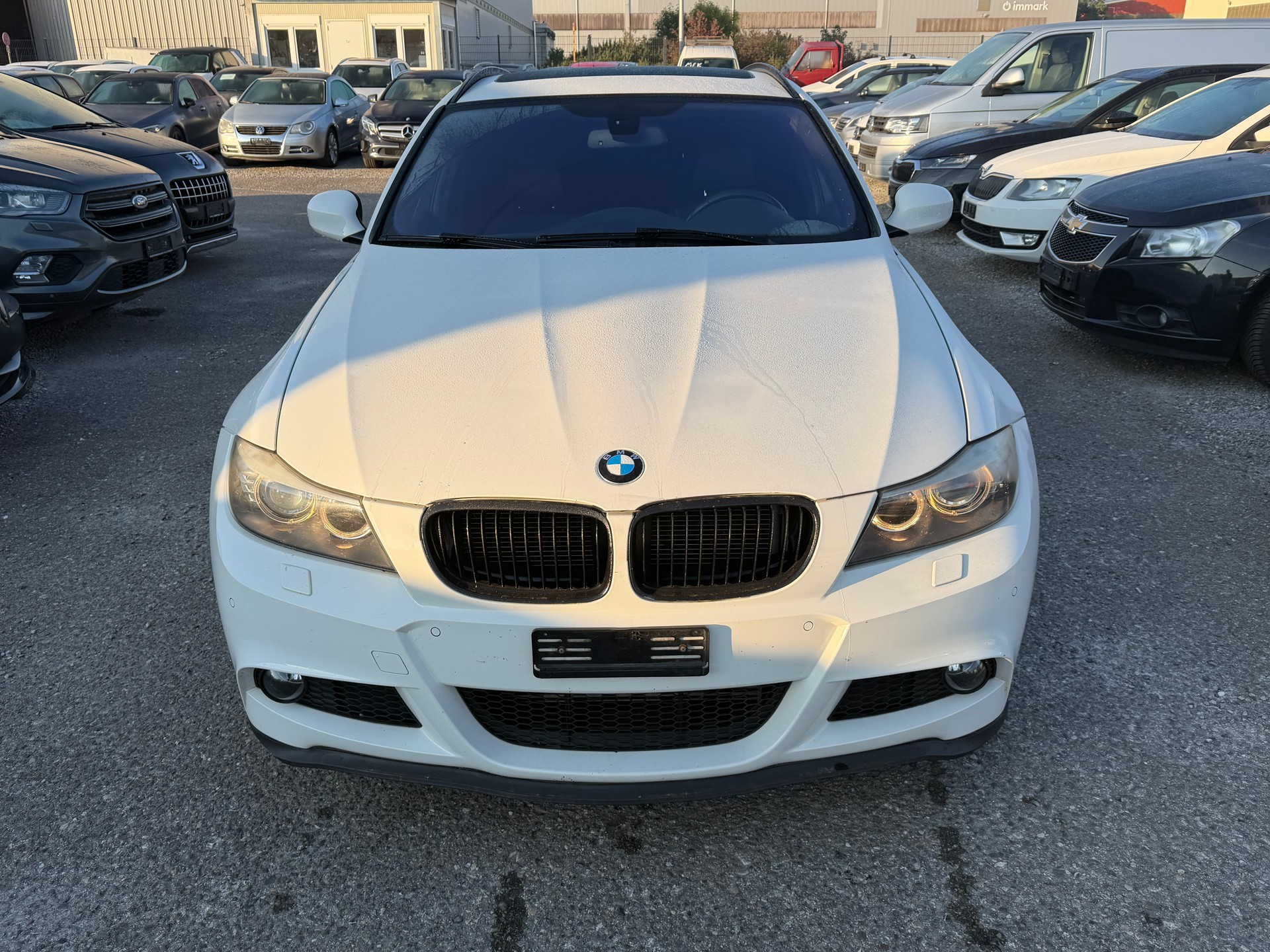 BMW 320d xDrive Touring-showroom-element-1