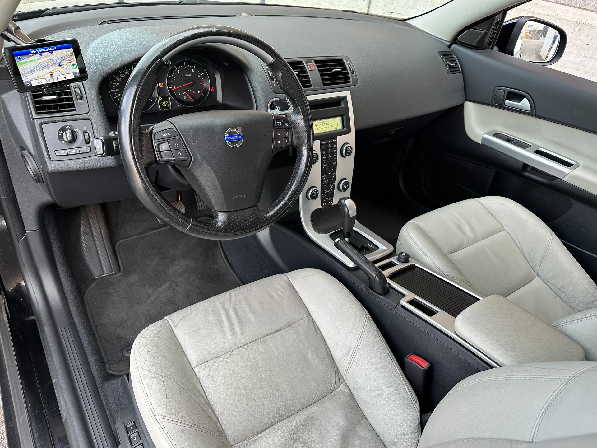 VOLVO C30 T5 Momentum Geartronic-image-9