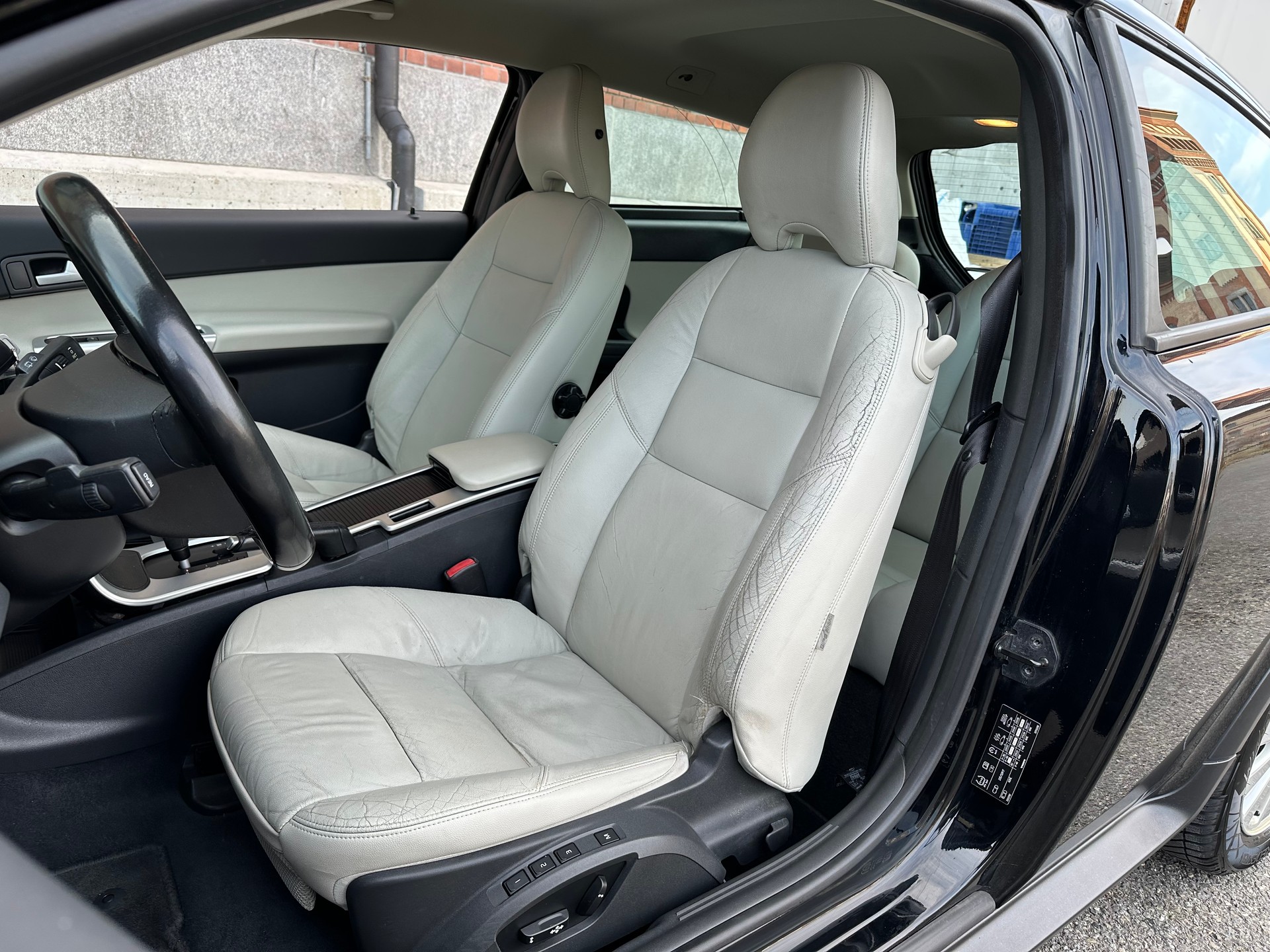 VOLVO C30 T5 Momentum Geartronic-image-12