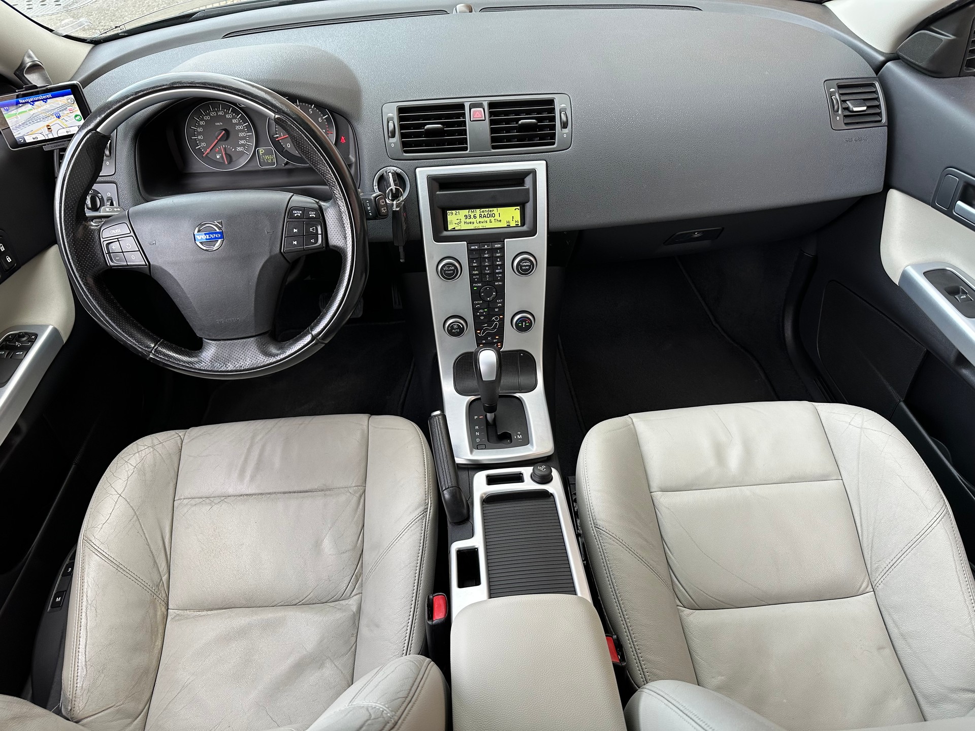 VOLVO C30 T5 Momentum Geartronic-image-8