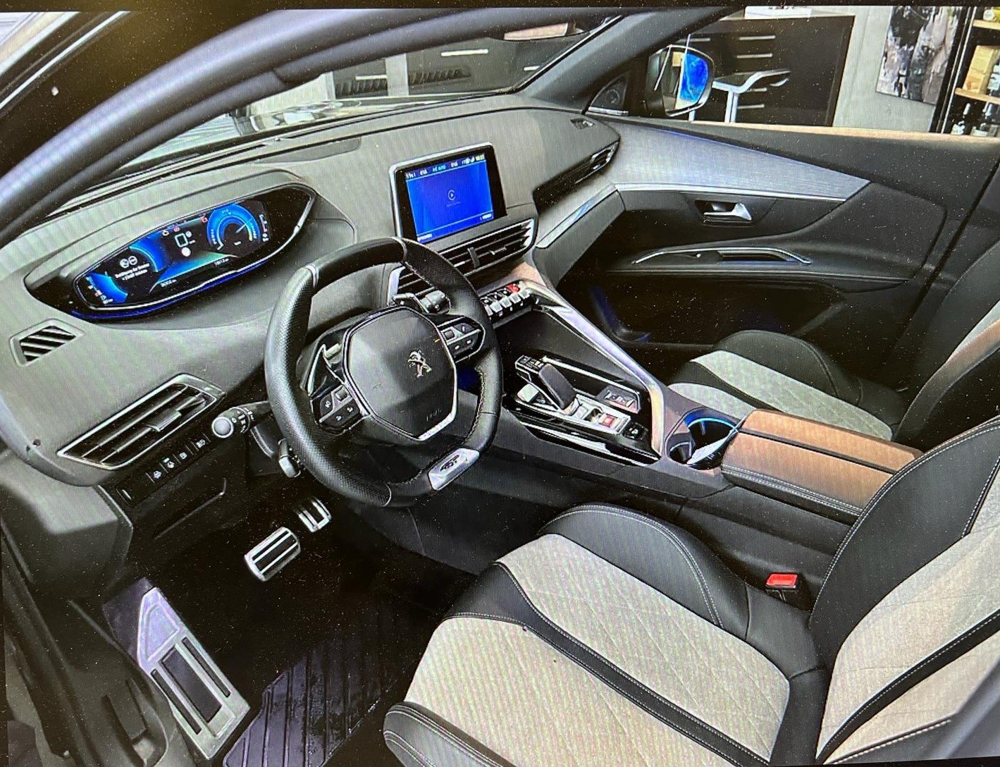 PEUGEOT 3008 300e Hybrid4 GT EAT8-image-1