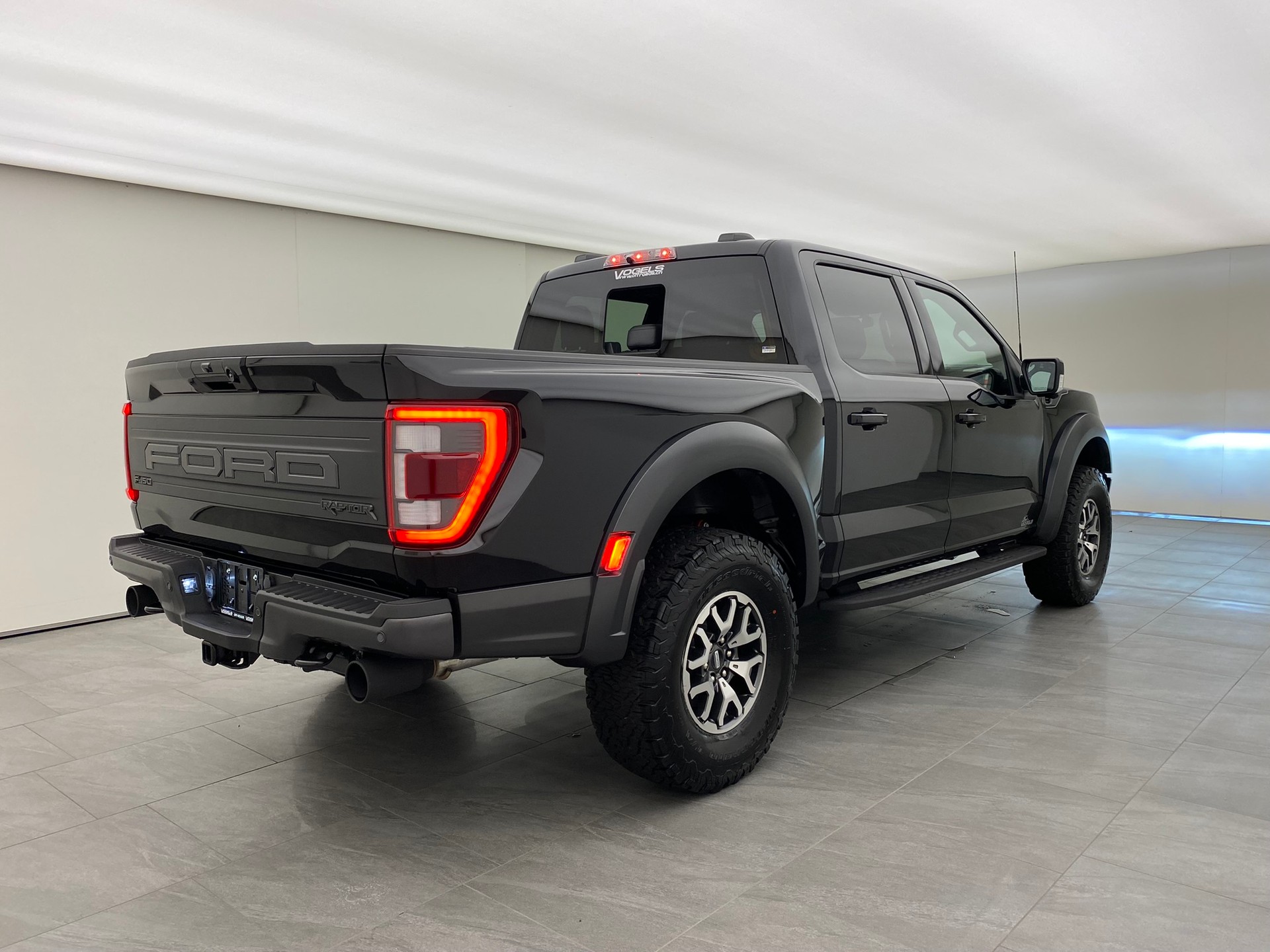 FORD F-150 Raptor Crew Cab-showroom-element-3